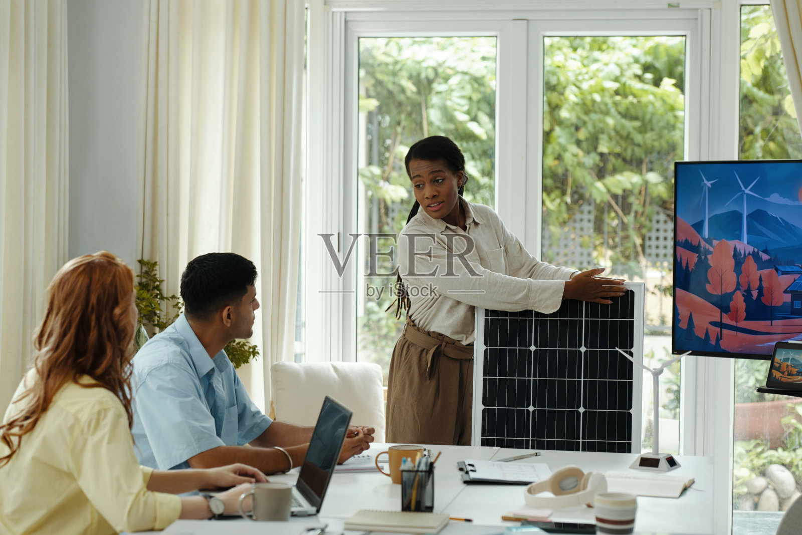 女性在演示中展示太阳能电池照片摄影图片