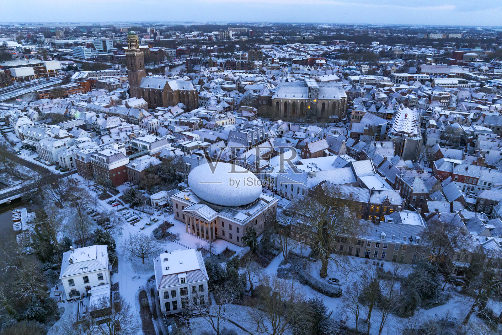 寒冷冬晨俯瞰兹沃勒市中心区照片摄影图片
