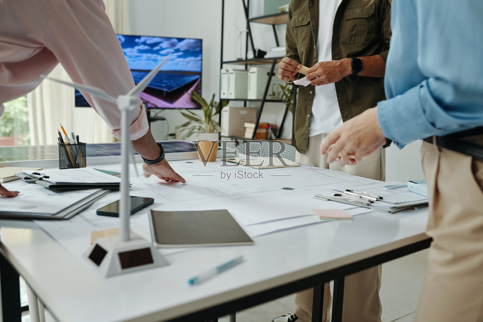 工程师团队在会议上审查蓝图照片摄影图片