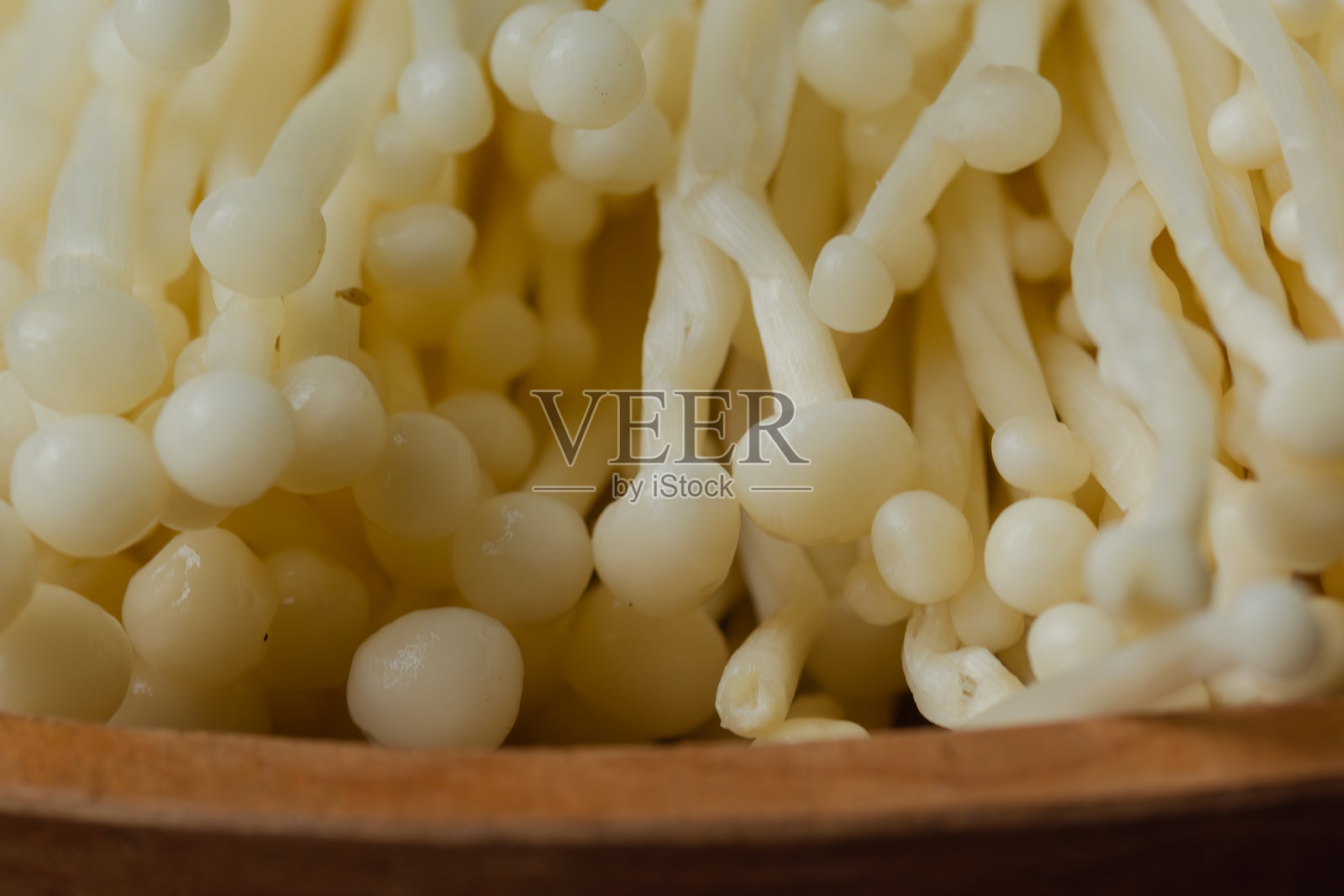 极近距离拍摄的金针菇放在木盘上 - 生食材概念照片摄影图片