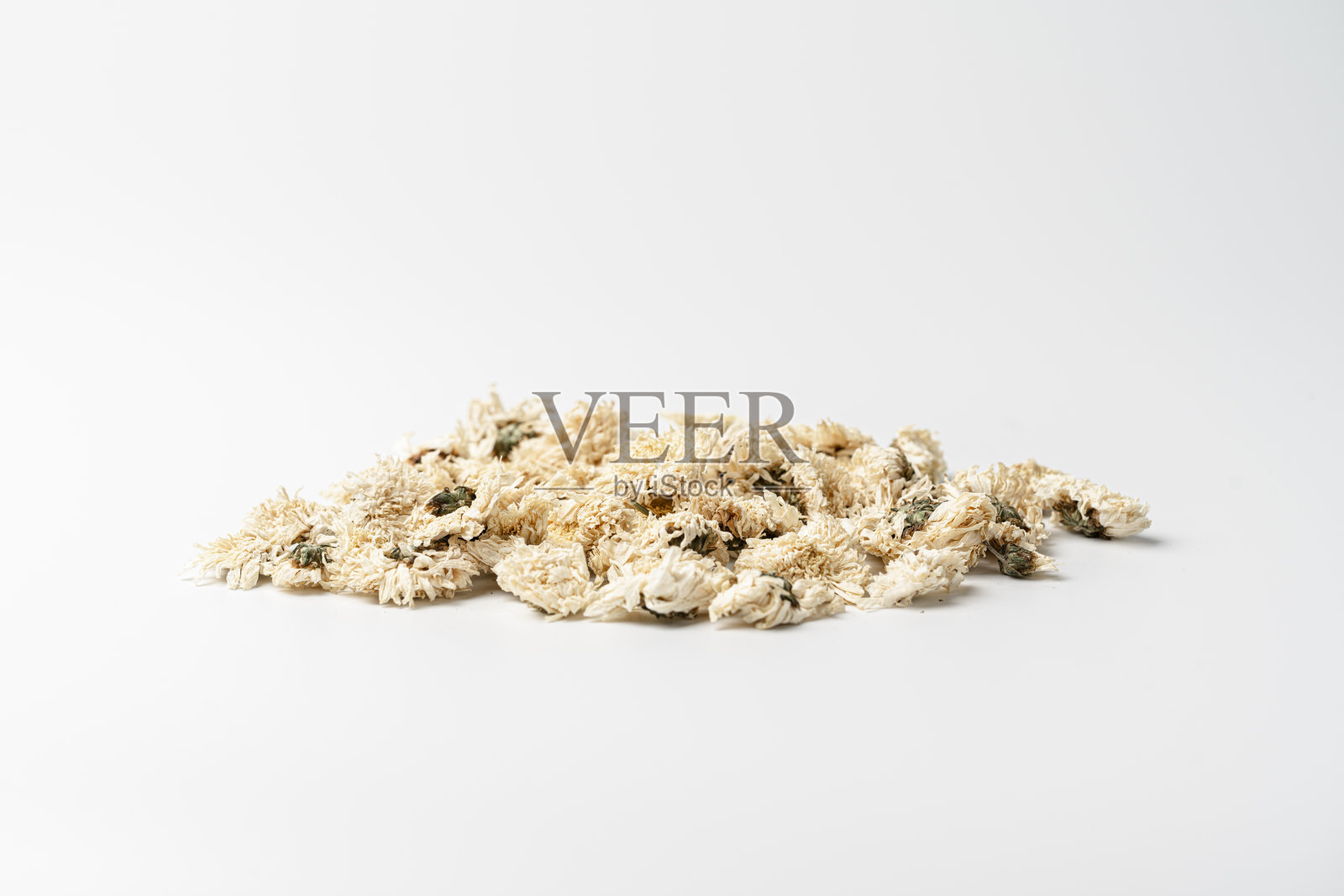 白色背景上的干菊花茶微距摄影照片摄影图片
