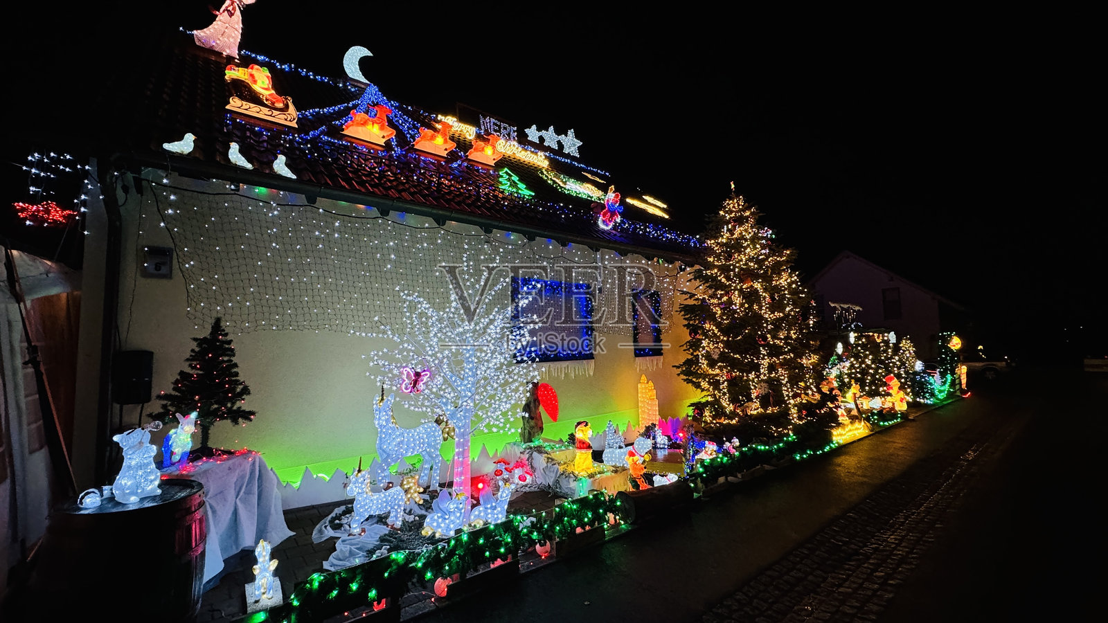 家庭住宅装饰华丽，灯光璀璨，迎接圣诞节的到来照片摄影图片