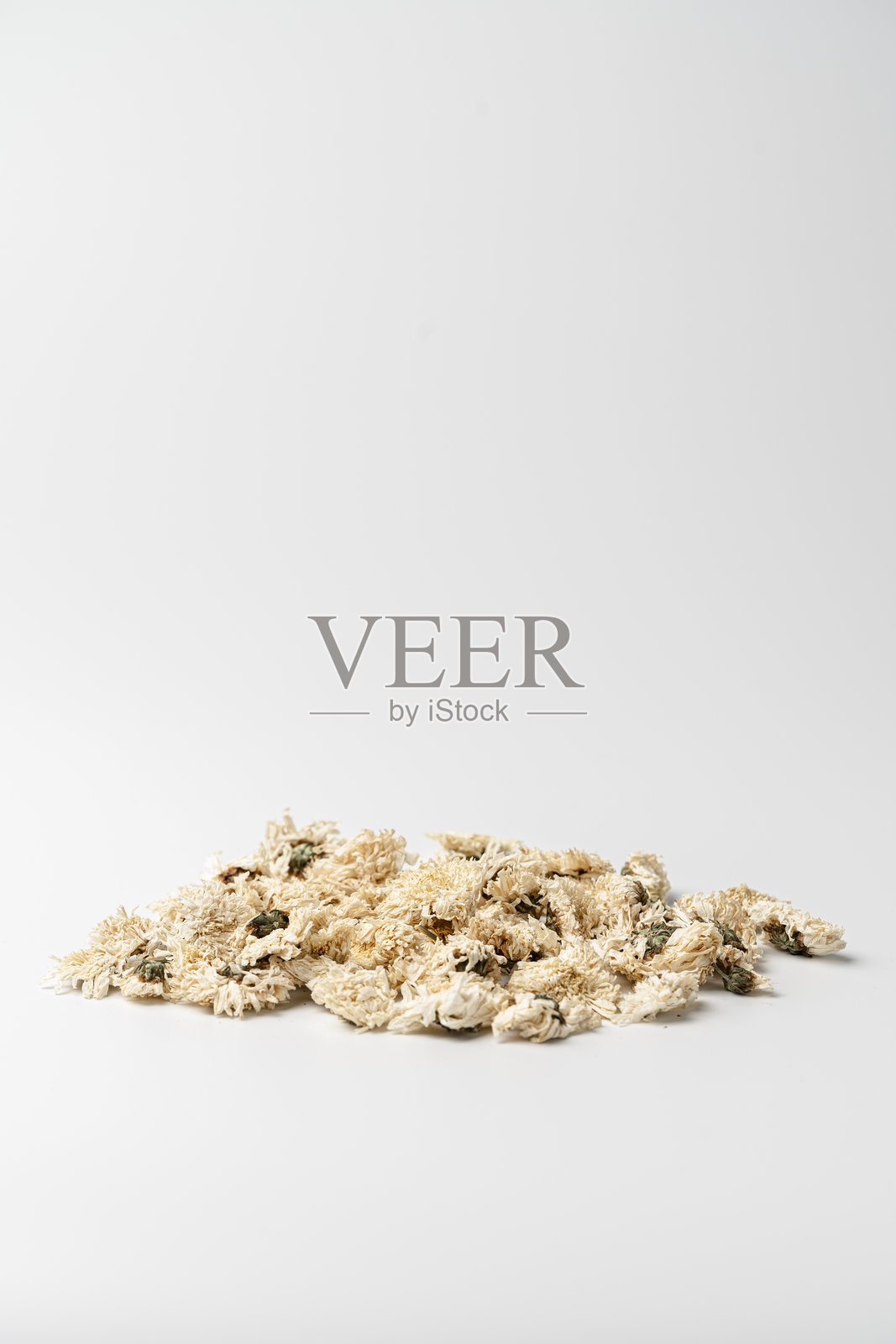 白色背景上的干菊花茶微距摄影照片摄影图片