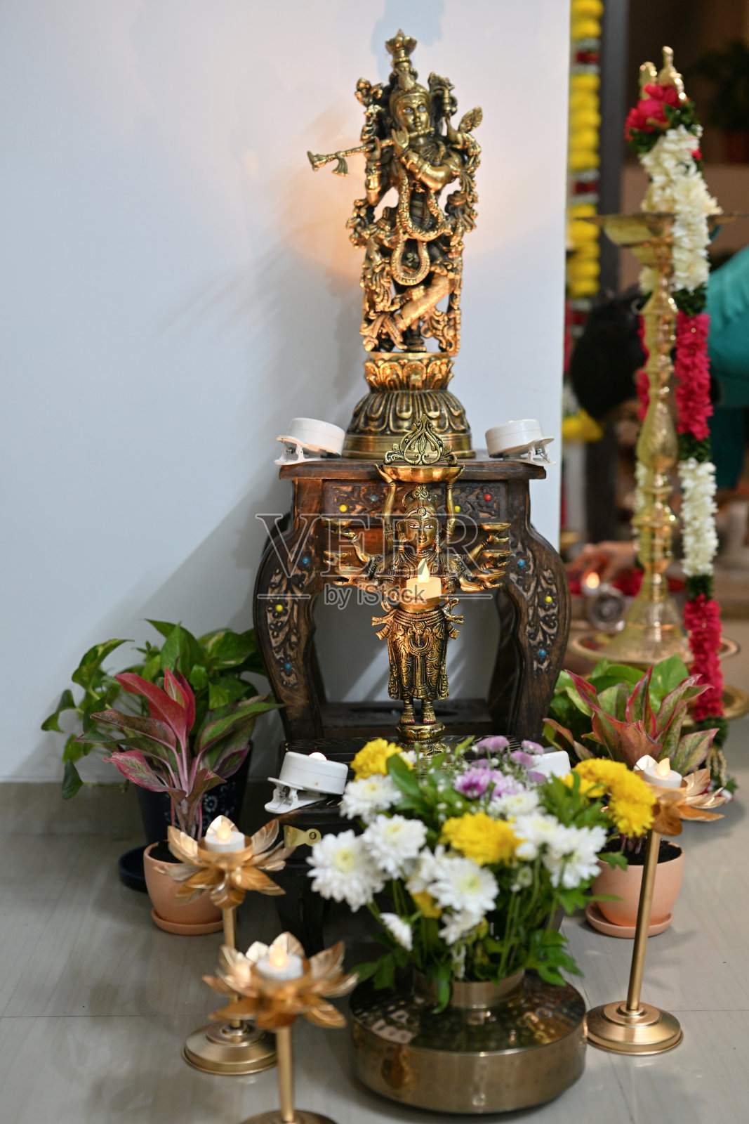 美丽的黄铜印度教偶像雕像（深拉克希米和克里希纳神）为排灯节装饰照片摄影图片