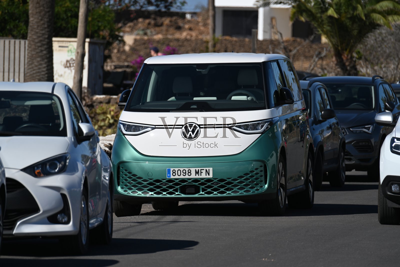 一辆大众ID. Buzz电动面包车。照片摄影图片