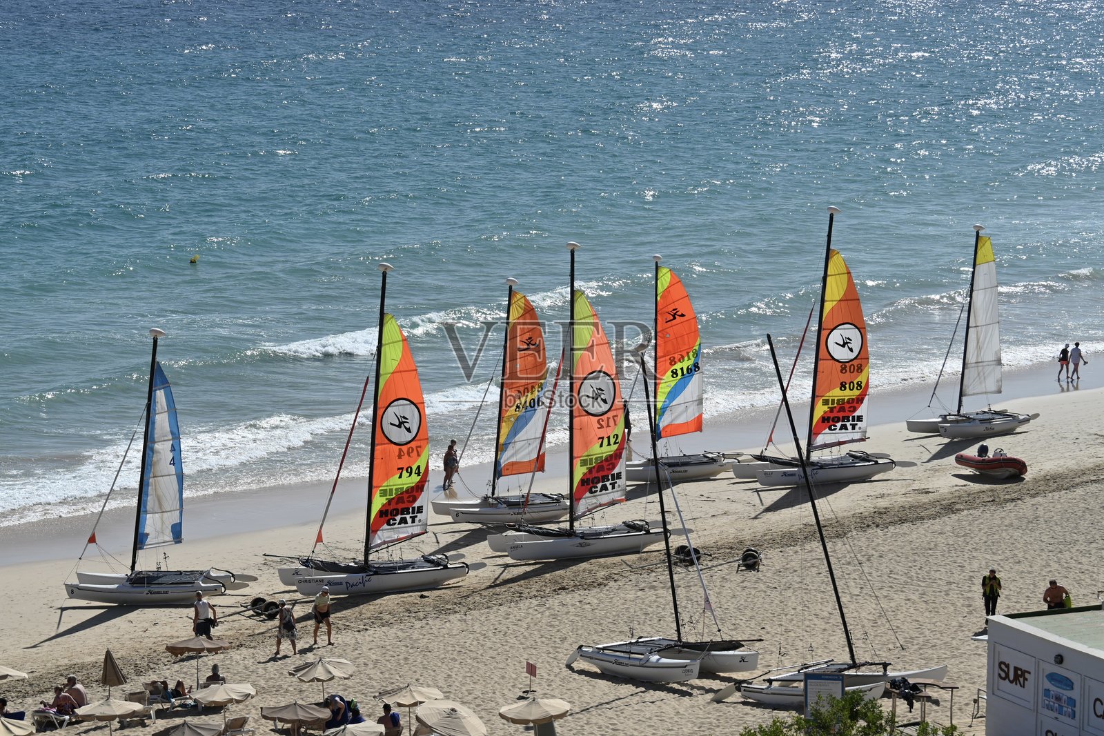 福特文图拉岛贾迪亚的埃斯金佐海滩上的双体船。照片摄影图片