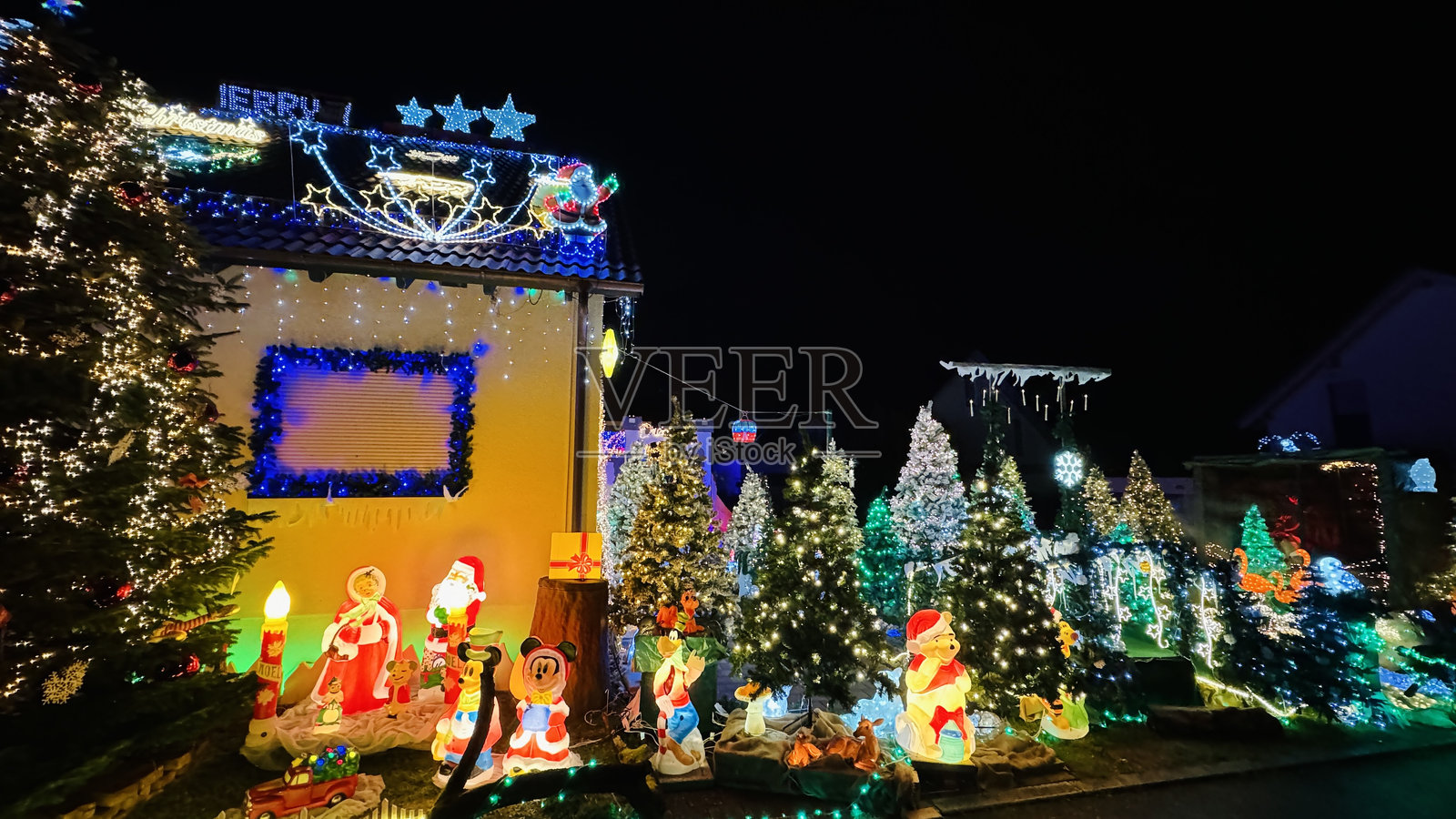 家庭住宅装饰华丽,灯光璀璨,迎接圣诞节的到来照片摄影图片