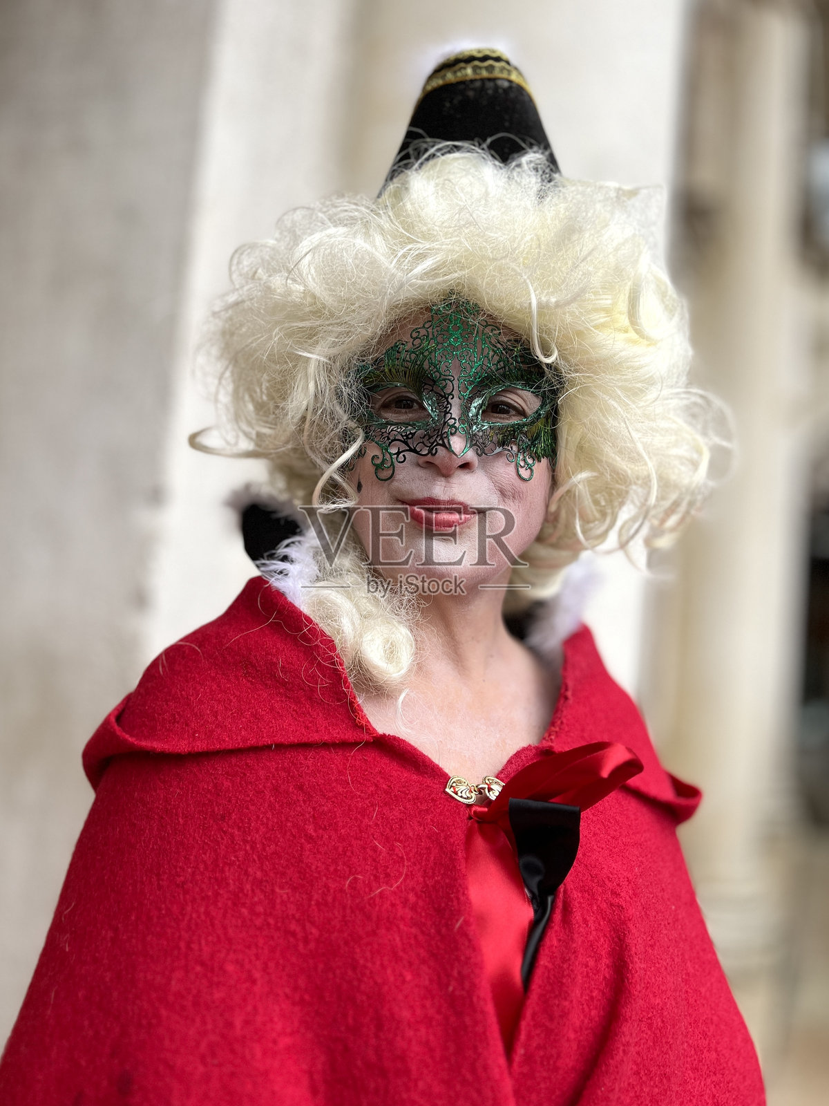 游客们在意大利威尼斯狂欢节上穿着服装尽情享受照片摄影图片