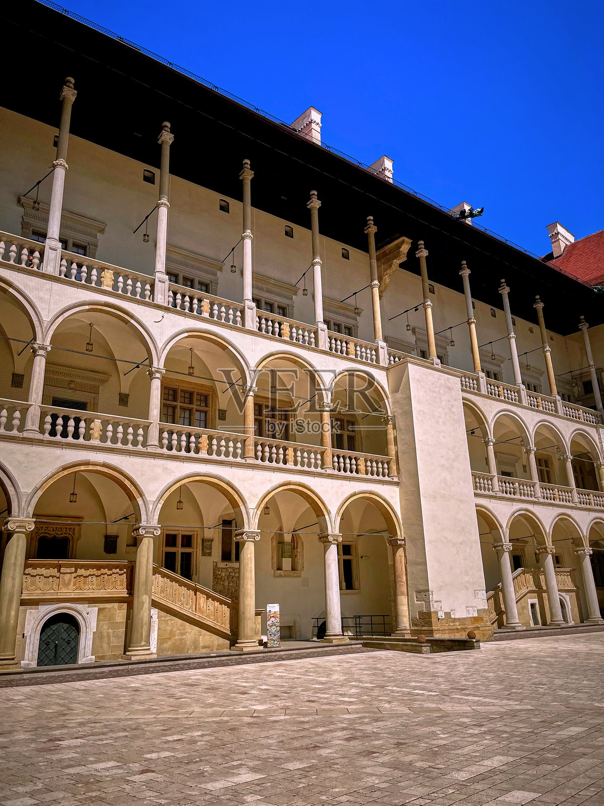 瓦维尔城堡的庭院照片摄影图片