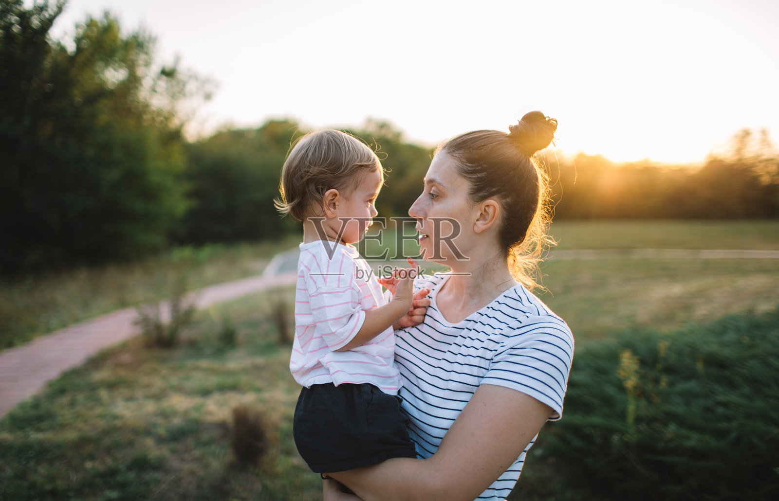幼儿与母亲一起玩耍照片摄影图片