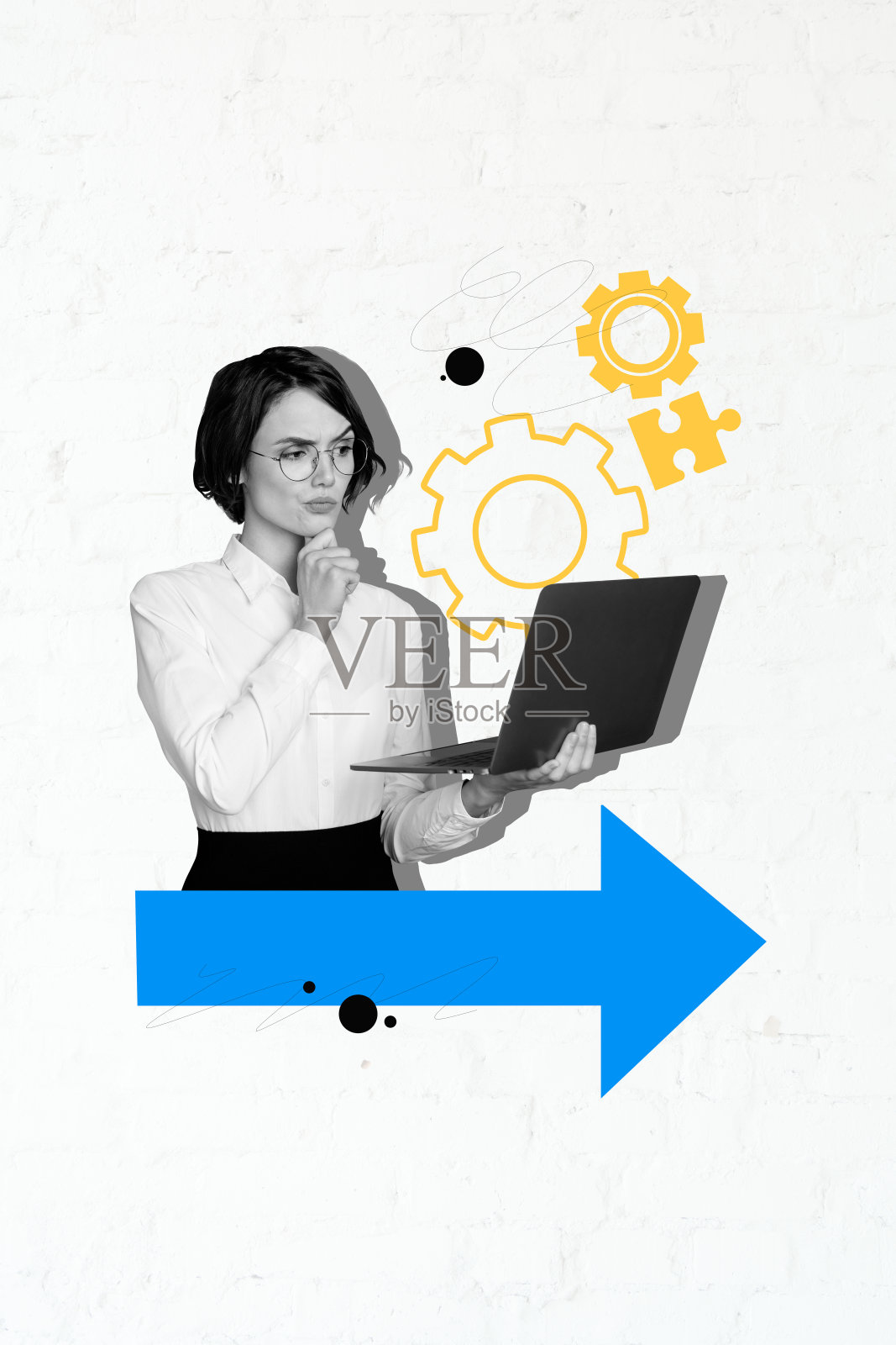 严肃的女商人自由职业者手持笔记本电脑，思考计划进展，背景为涂鸦风格的拼图图标的竖版照片拼贴。照片摄影图片