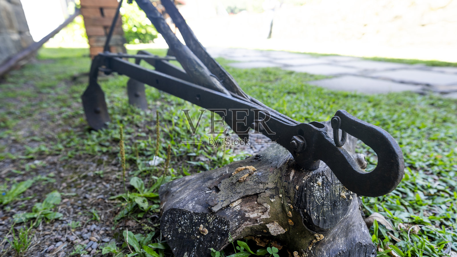 非常古老的木犁，配有铁铲照片摄影图片