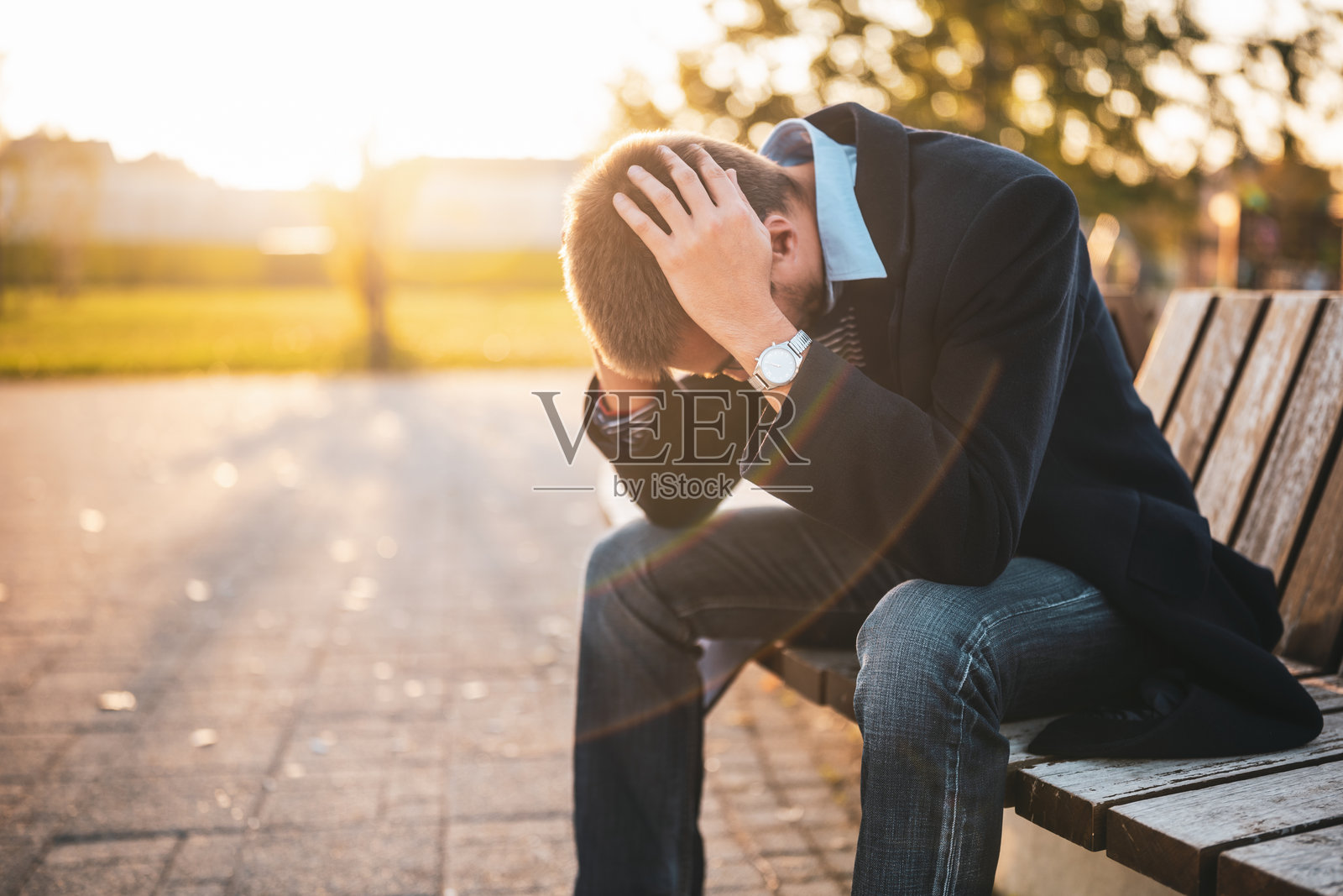 疲惫的商人在户外坐着照片摄影图片