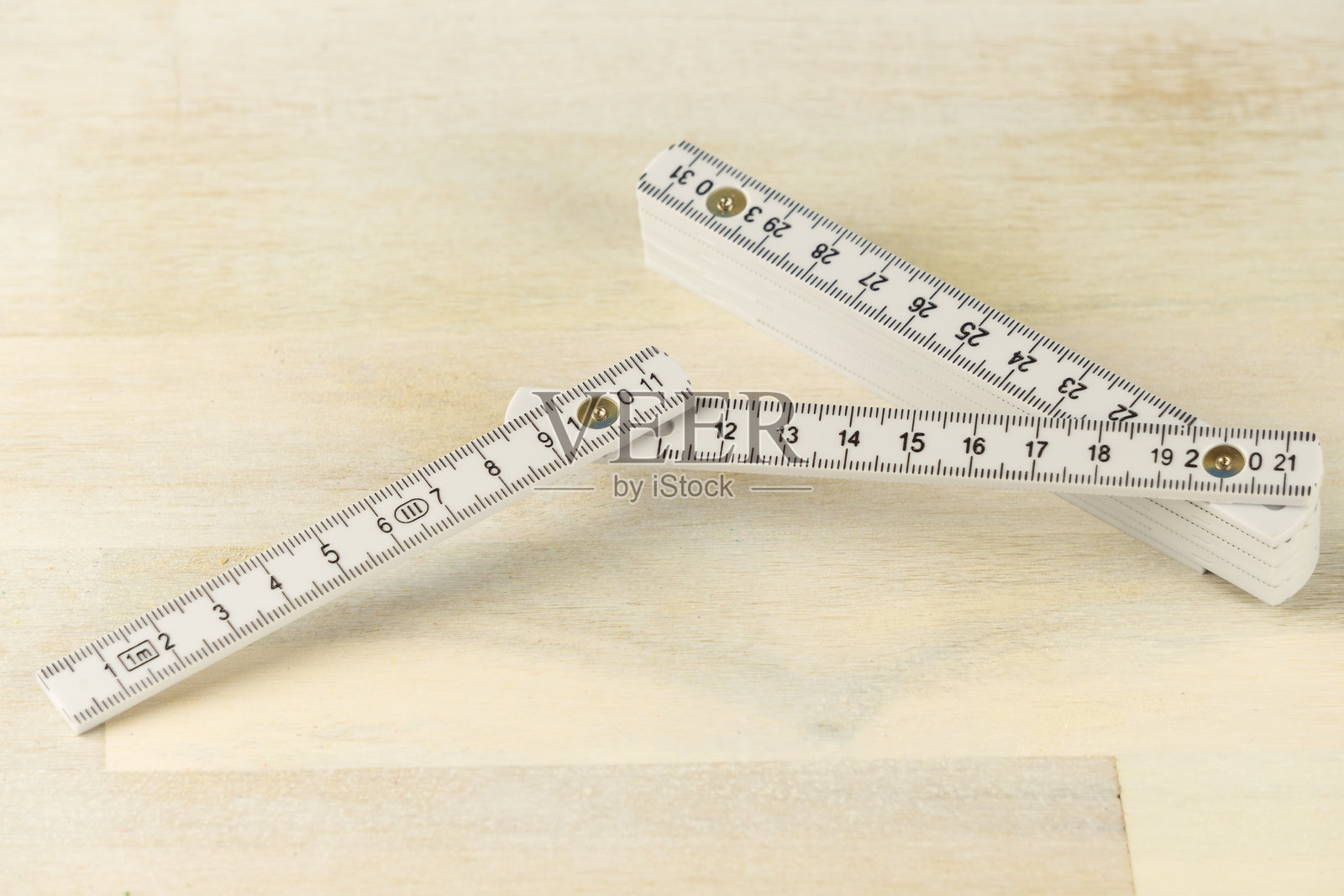 桌子上的尺子特写照片摄影图片