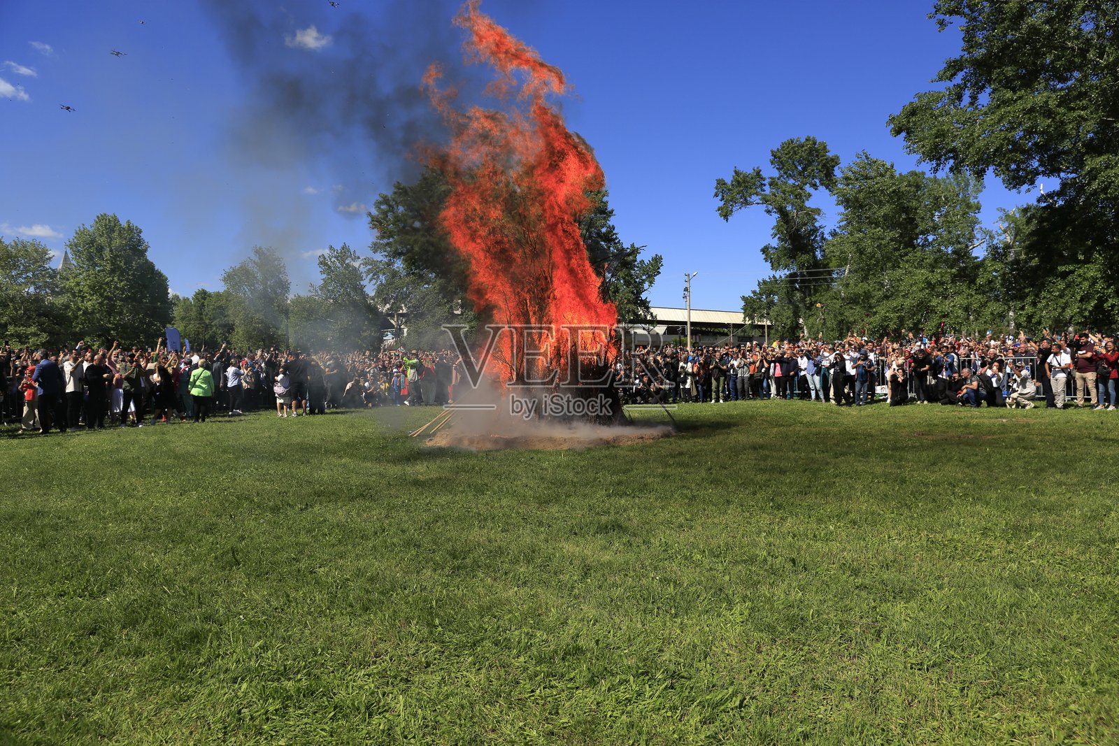 卡卡瓦节和希迪雷莱兹节的开幕仪式火焰。照片摄影图片
