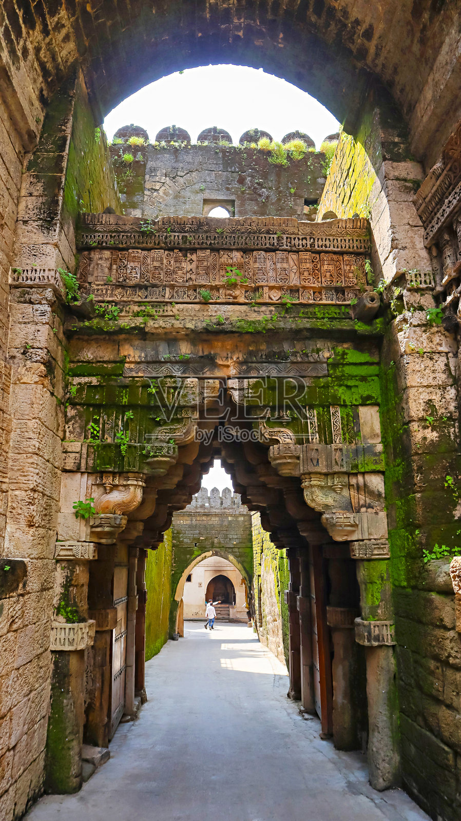 印度古吉拉特邦朱纳格德的乌帕尔科特堡垒大门上的精美雕刻设计。照片摄影图片