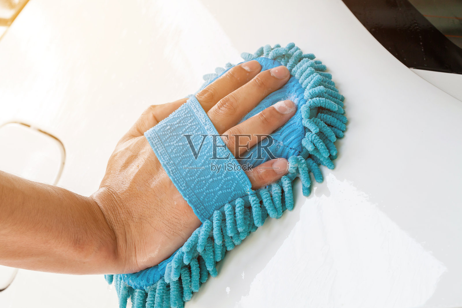 修剪后的男人清洗白色汽车的图像照片摄影图片