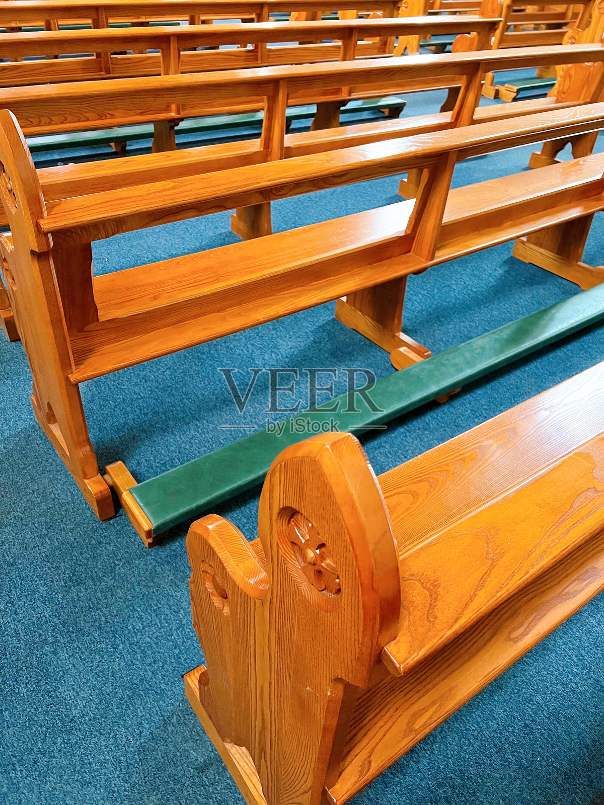 教堂的木长椅照片摄影图片