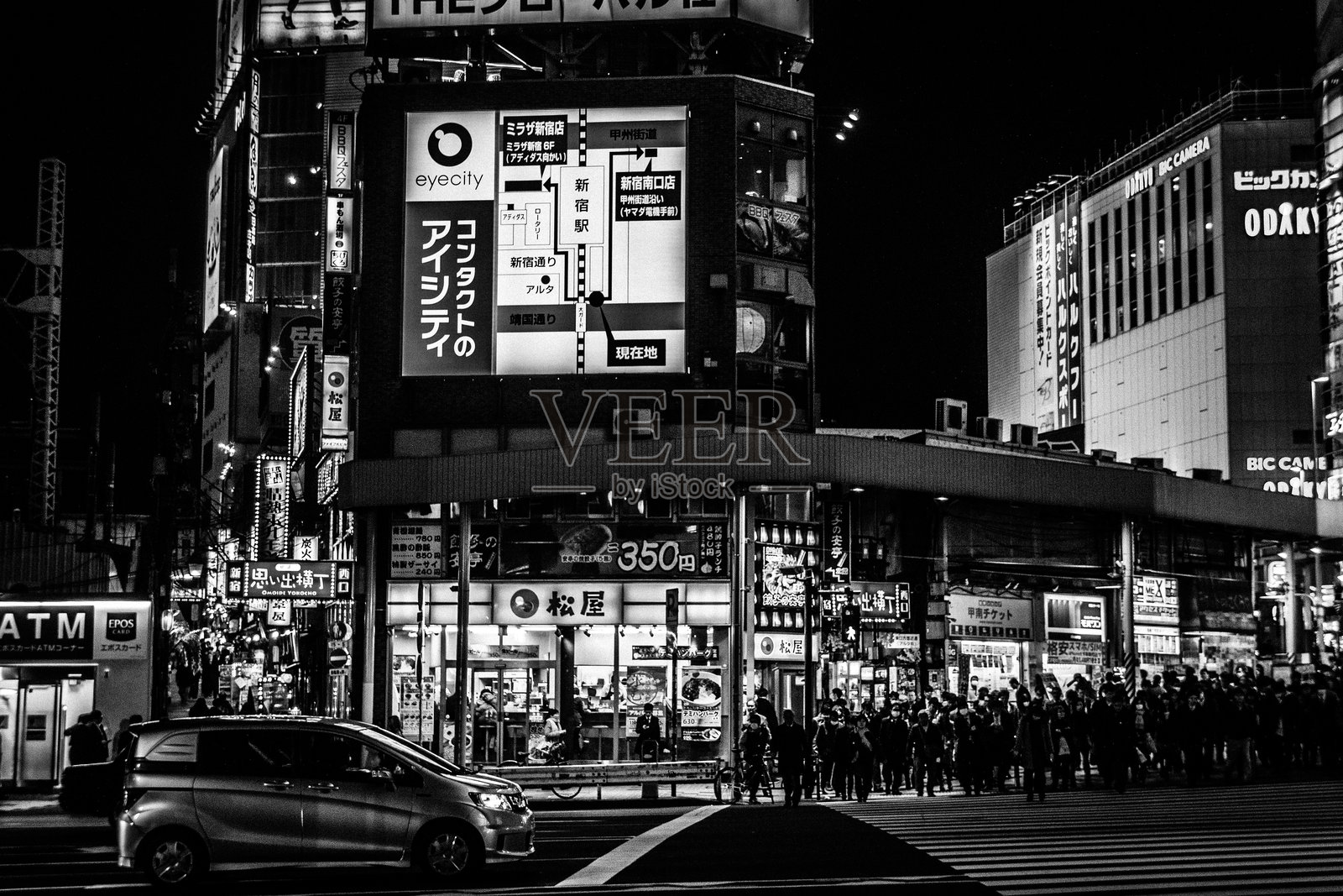 夜晚路前照亮建筑物的低角度视图照片摄影图片