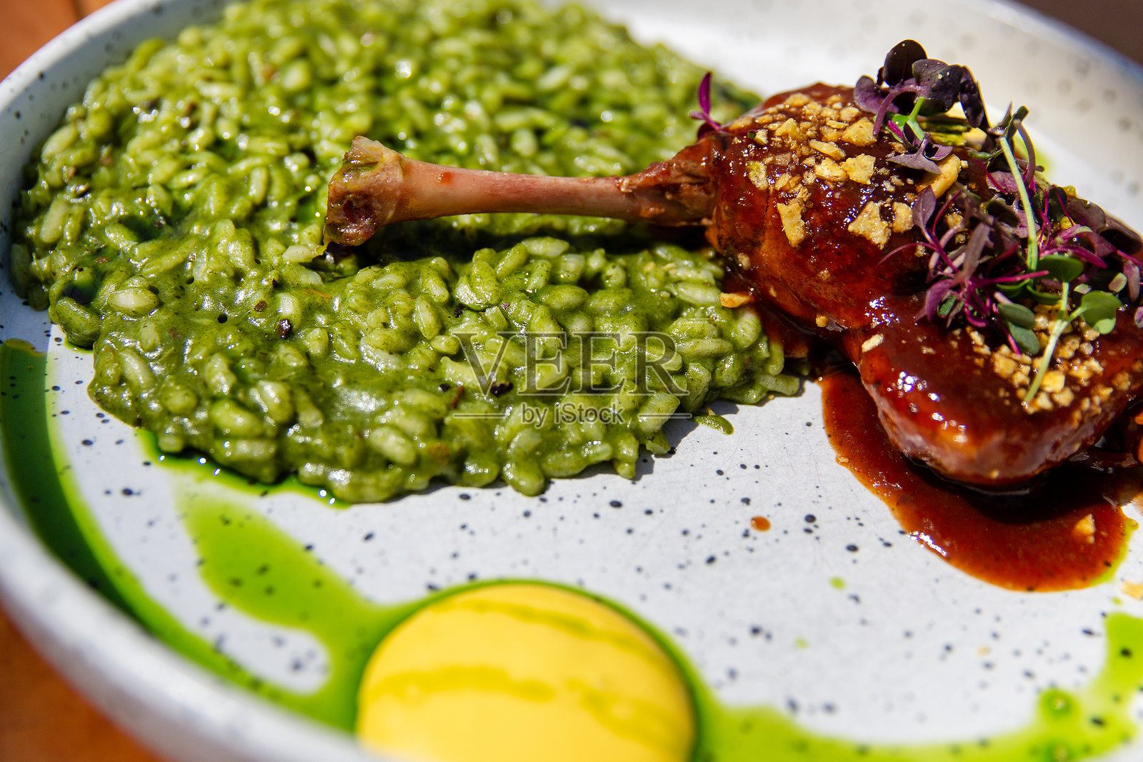 鸭腿配米饭和浓缩肉汁照片摄影图片