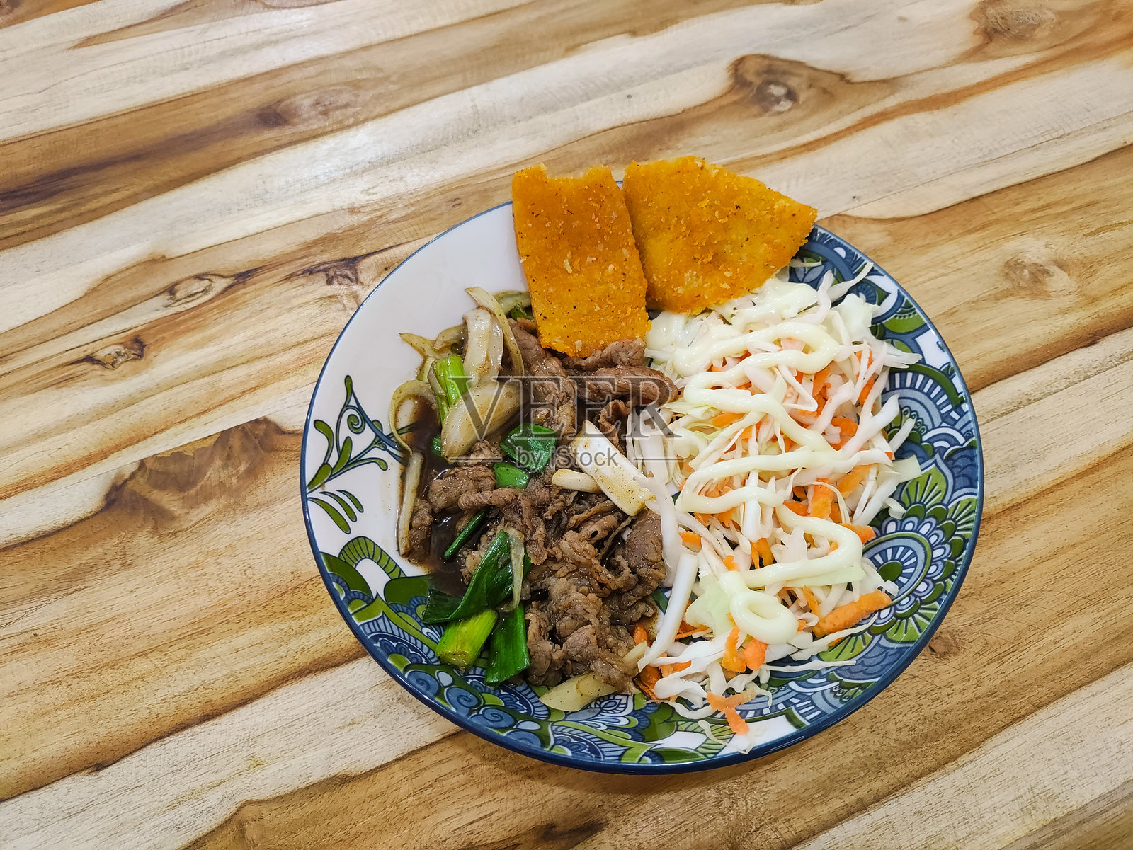 日式牛肉盖饭，配有照烧酱、牛肉片、蔬菜、蛋黄酱和鸡排。照片摄影图片