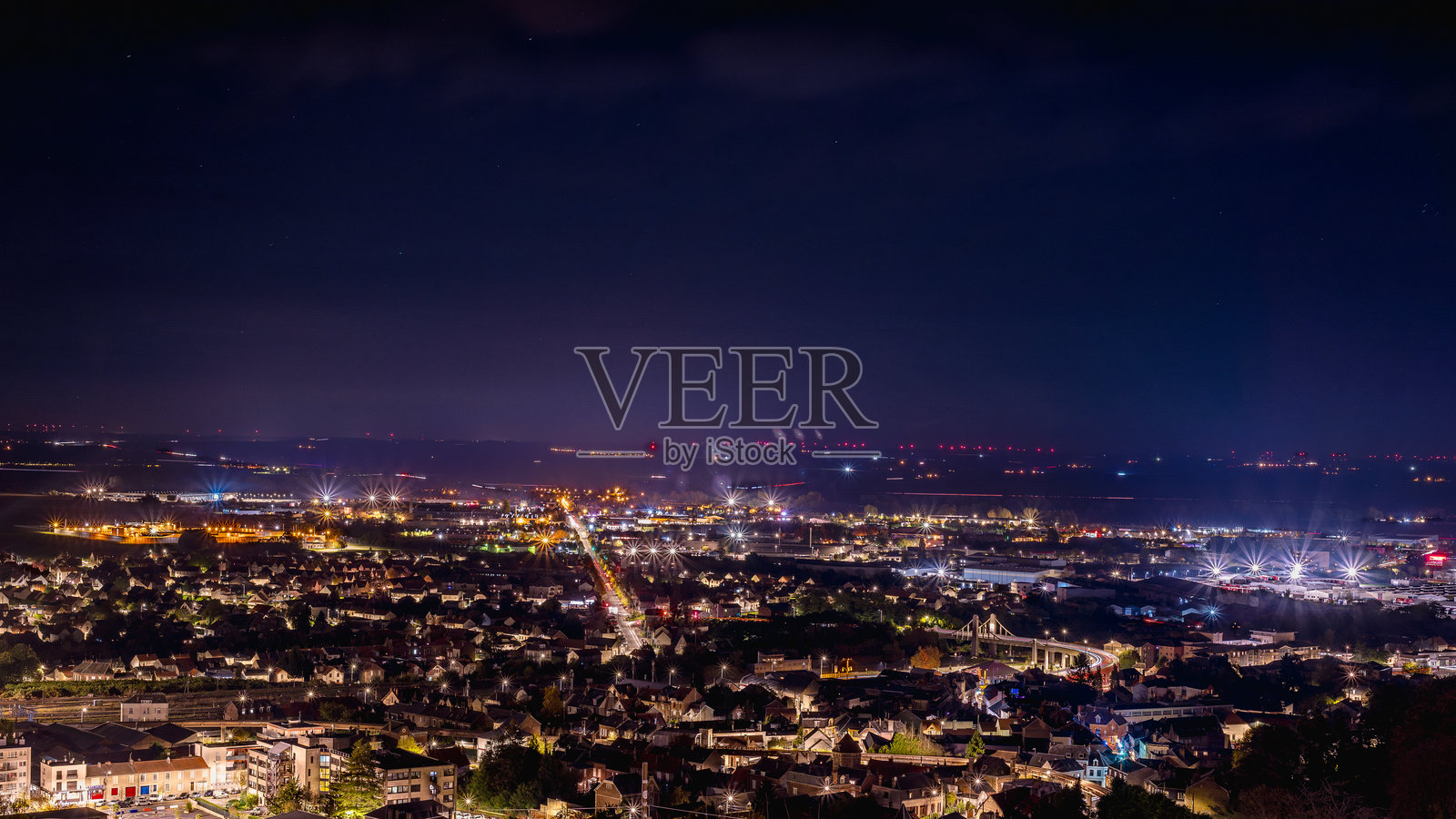 法国艾恩省拉昂镇的全景夜景照片摄影图片