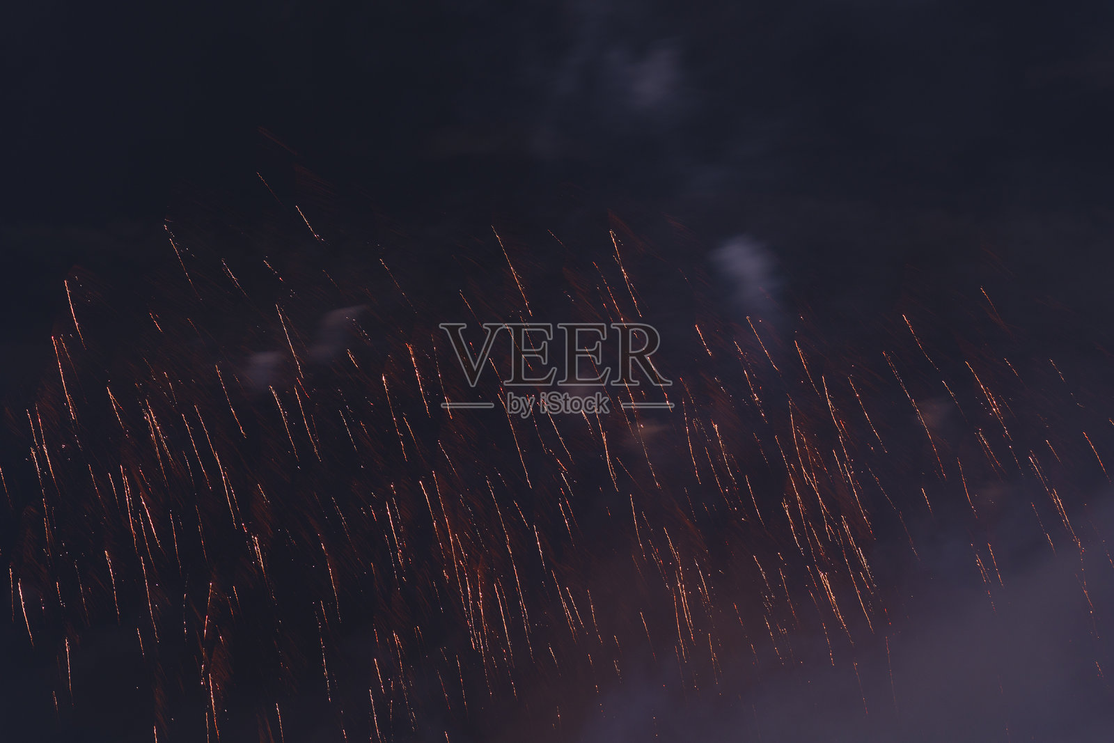 在韩国釜山的夜空中绚丽的烟花表演。明亮的色彩和图案为观众创造了迷人的视觉盛宴。照片摄影图片