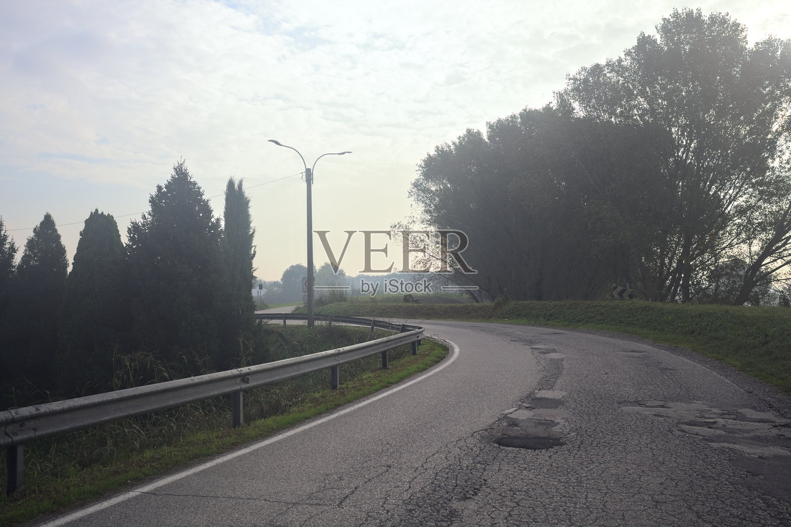 乡间小路的弯道照片摄影图片