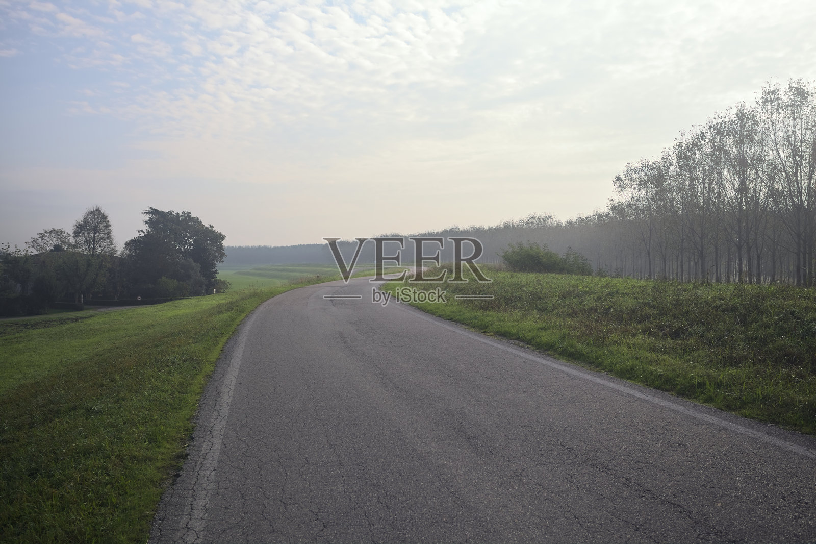 乡间小路旁边是一片草地照片摄影图片