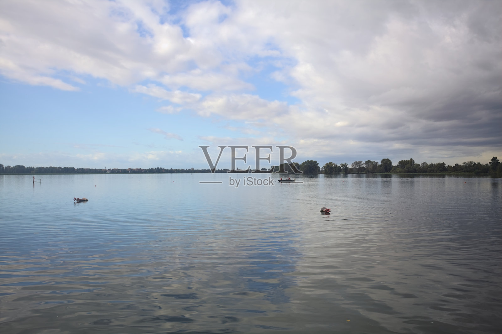 秋天的宁静湖泊照片摄影图片