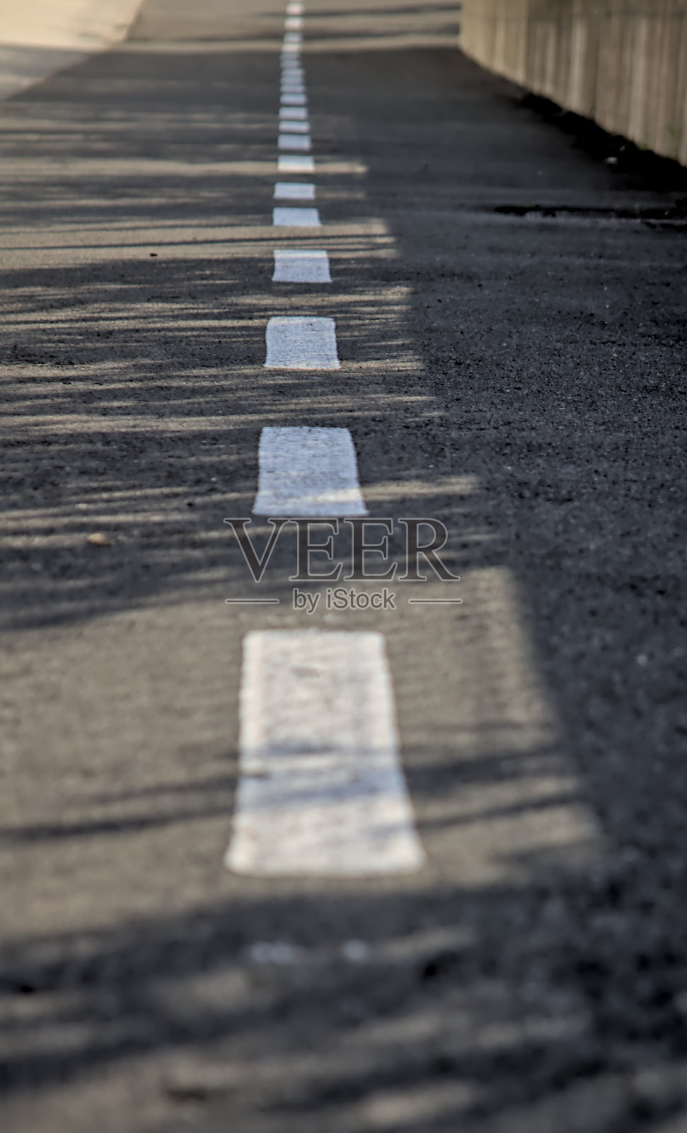 沥青上的白色交通线照片摄影图片