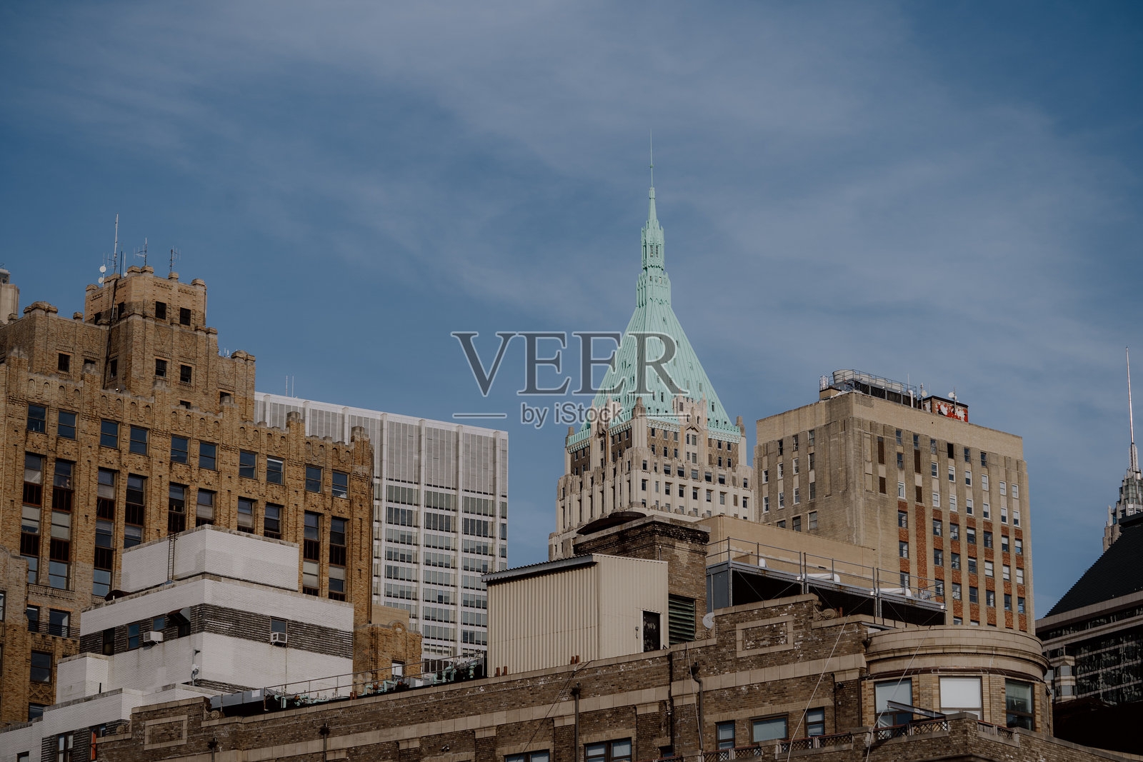 令人惊叹的城市天际线，展示了令人瞩目的建筑风格，位于一个令人叹为观止的城市中。照片摄影图片
