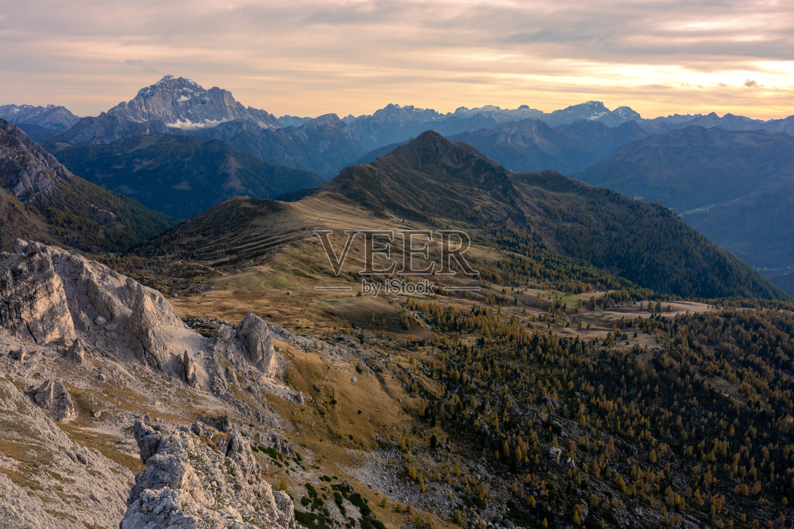 克罗达内格拉小径的光泽景观，从意大利克罗达内格拉多洛米特山峰拍摄。照片摄影图片