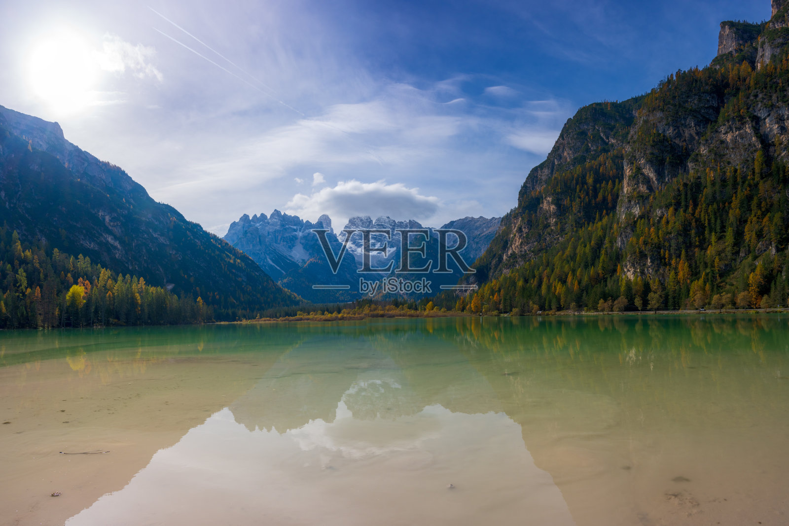 秋季意大利多洛米蒂的兰德罗湖壮丽的风景与倒影。照片摄影图片