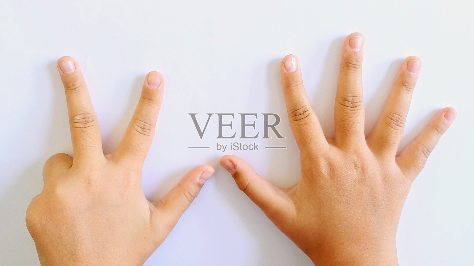 用人类手指表示的数字八。数字一。照片摄影图片