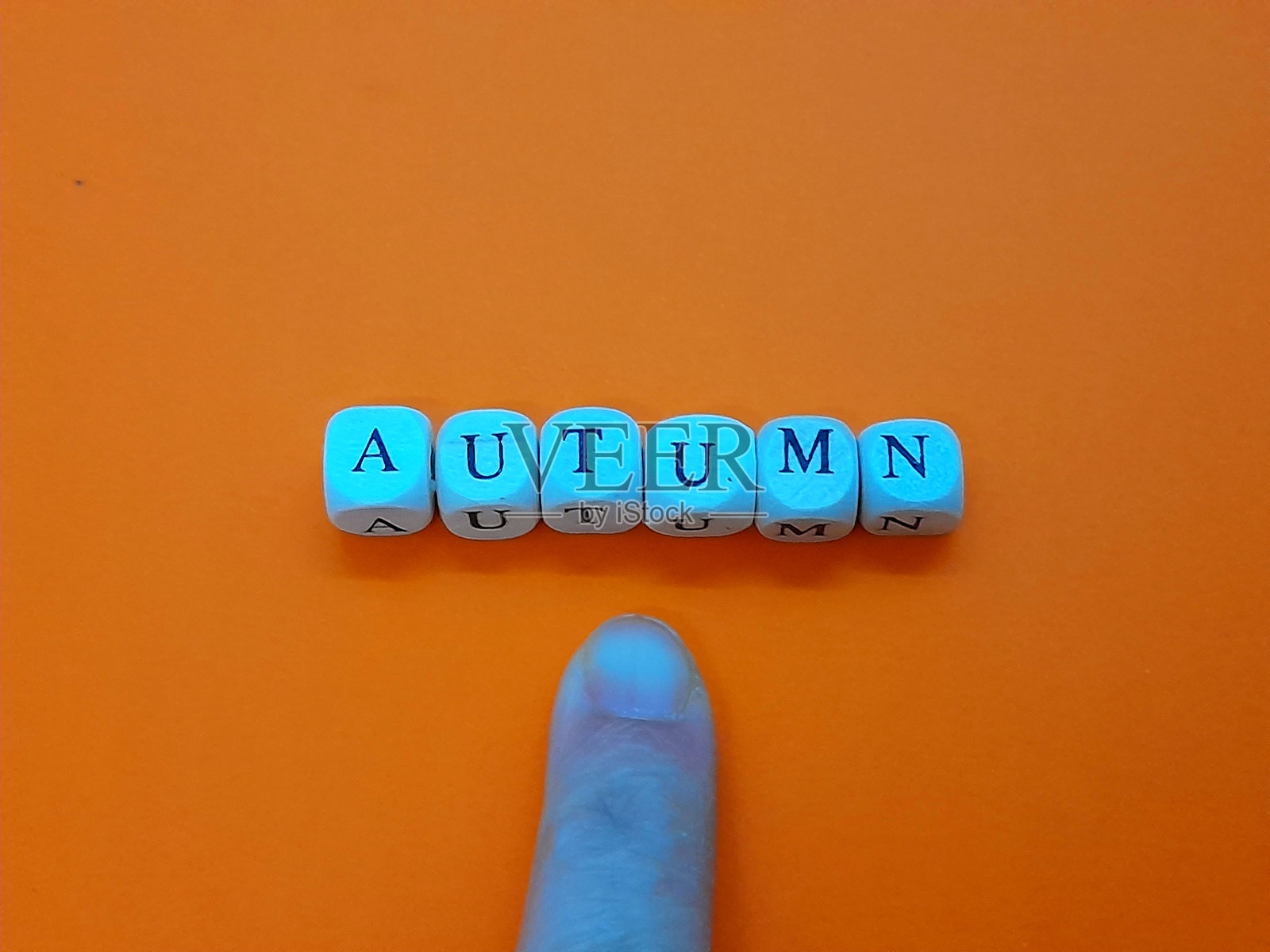 秋天的字幕或文字，手与橙色背景。照片摄影图片