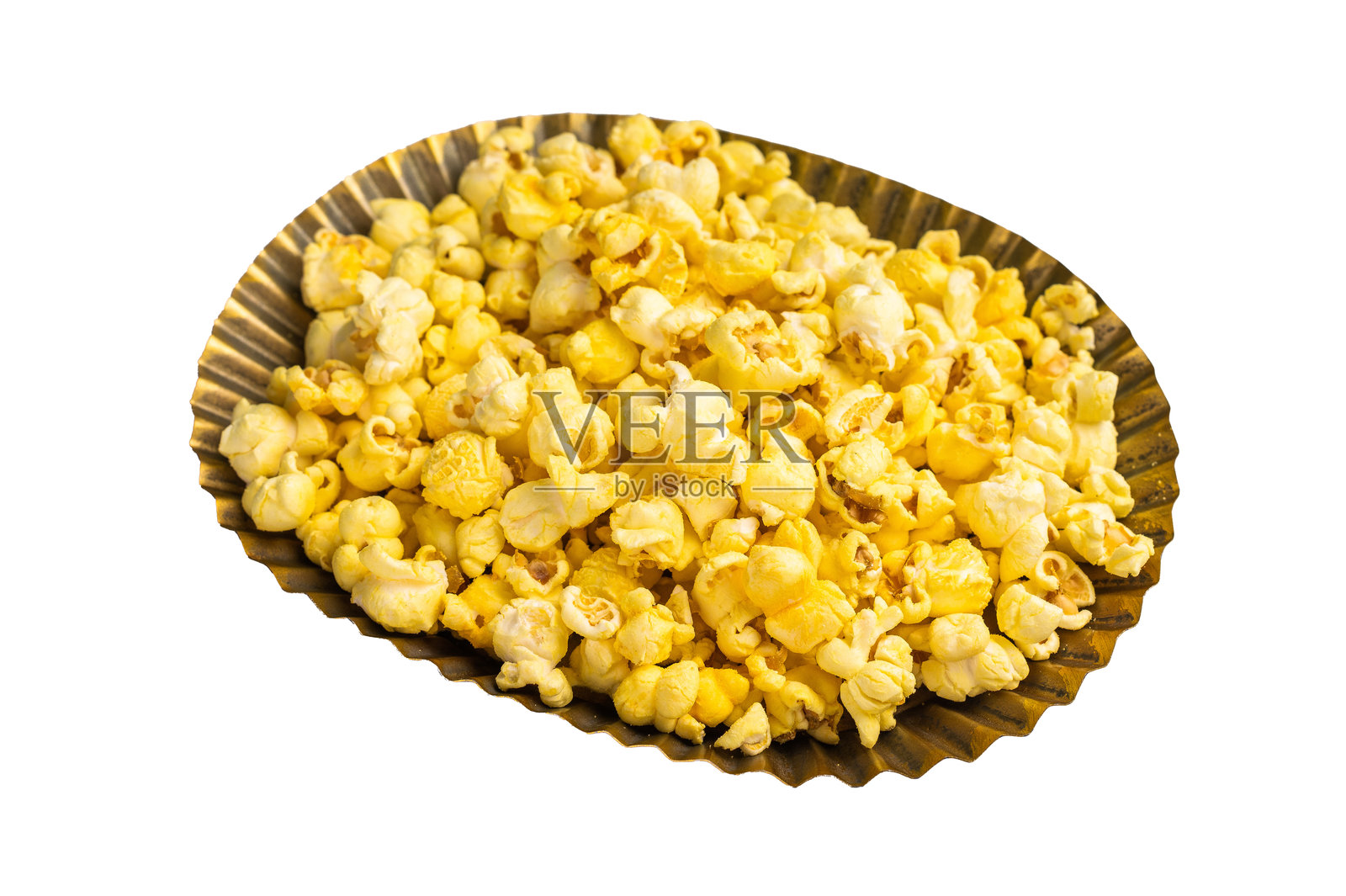 新鲜奶酪和咸味爆米花放在碗中，背景为白色。照片摄影图片