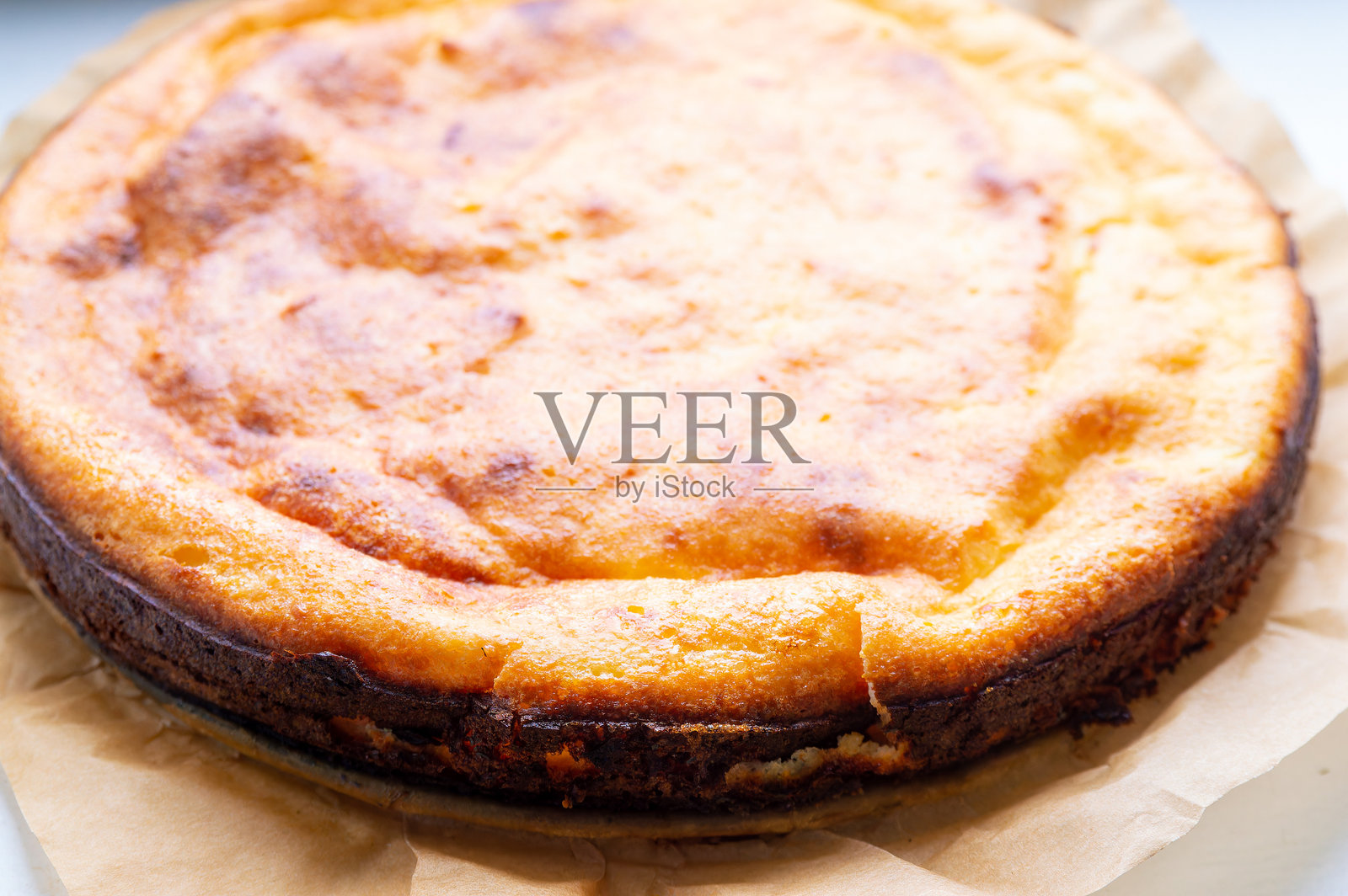 一块带有棕色外壳和金色中心的蛋糕切片照片摄影图片