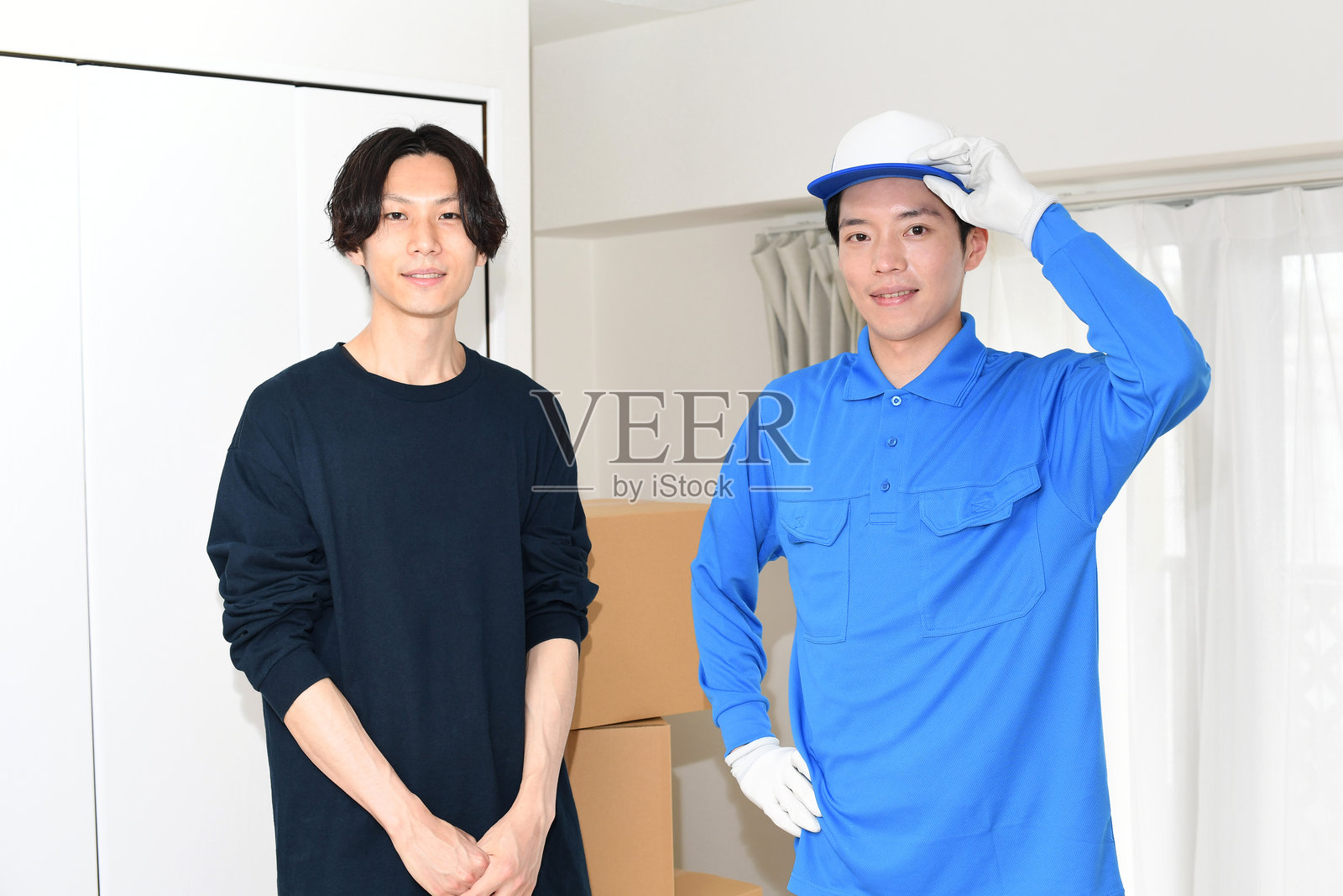 亚洲男性工作人员与年轻男性顾客在室内照片摄影图片