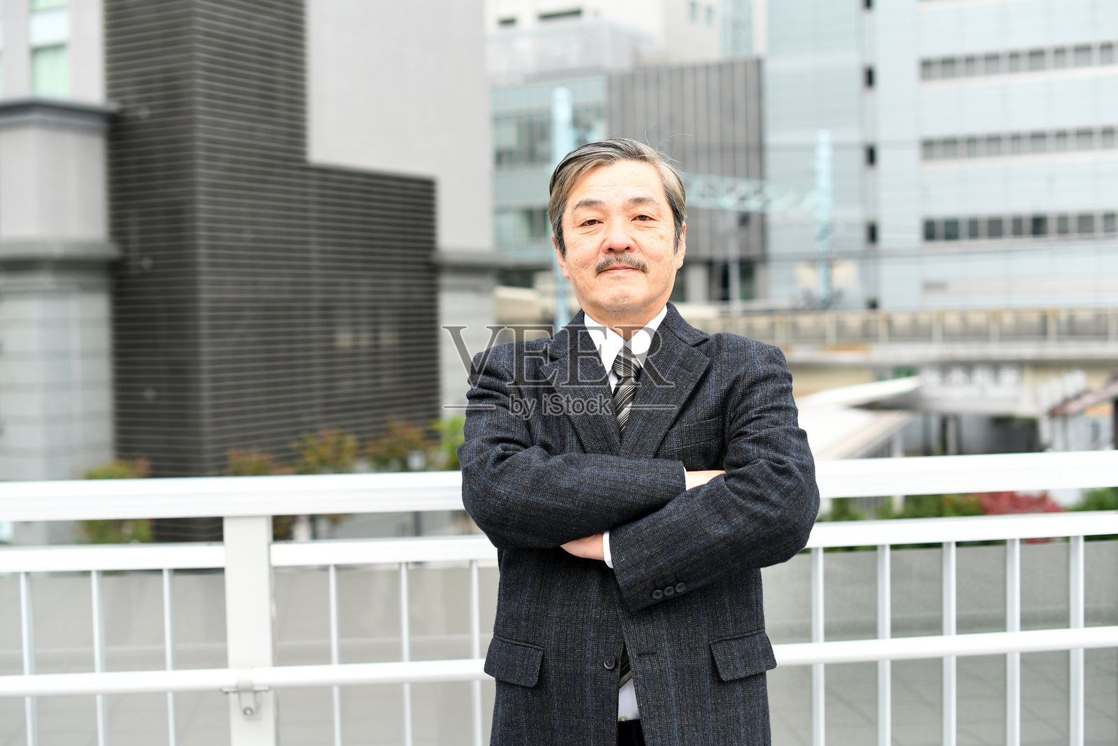 成熟的商人在户外穿着西装照片摄影图片