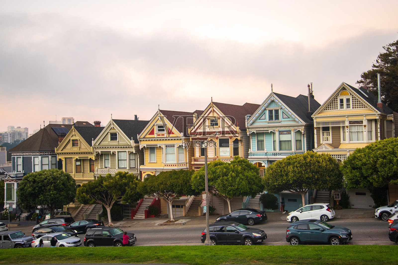 旧金山，加利福尼亚州的彩绘女士房屋照片摄影图片
