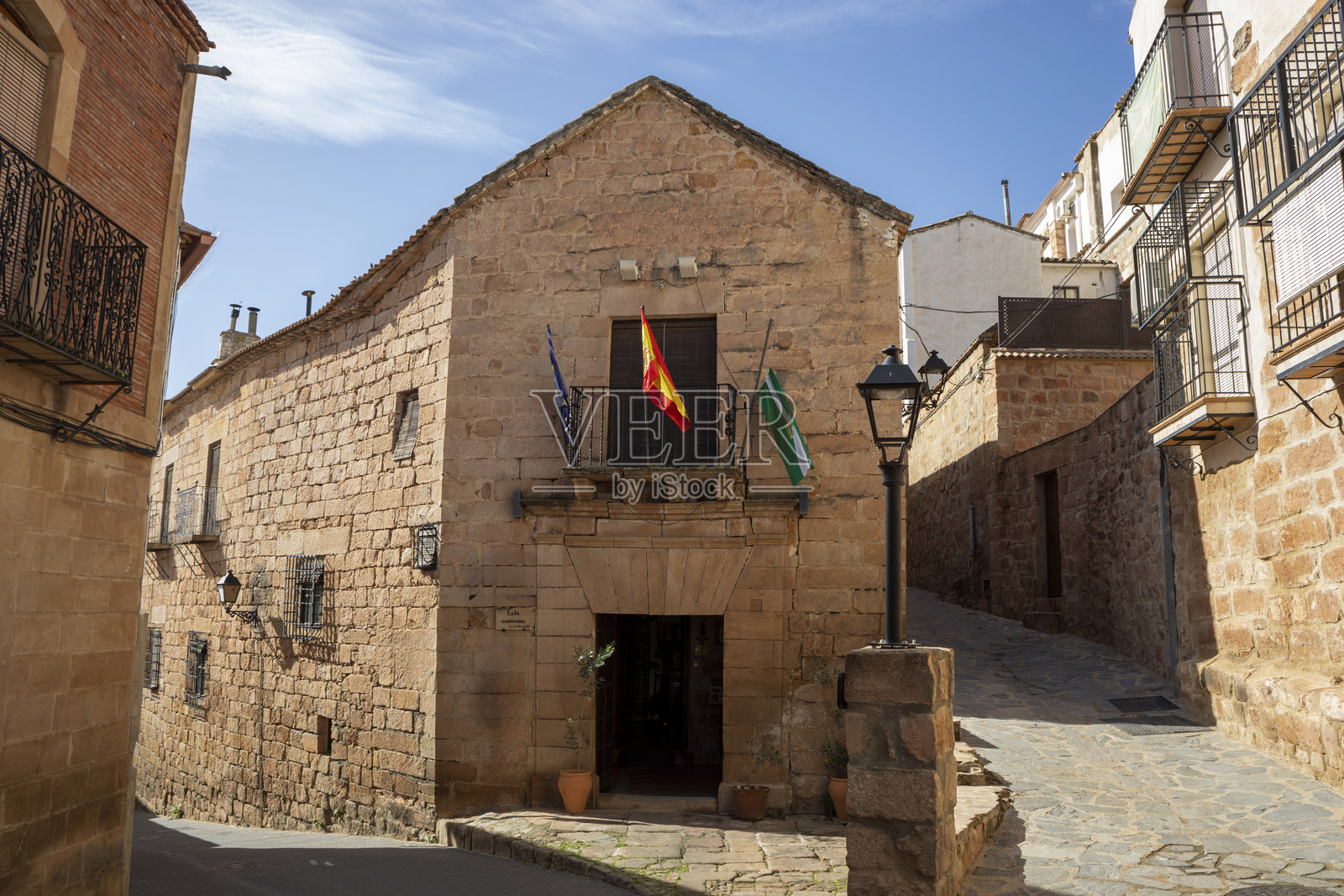 西班牙安达卢西亚哈恩省的巴尼奥斯·德·拉·恩西纳古镇照片摄影图片