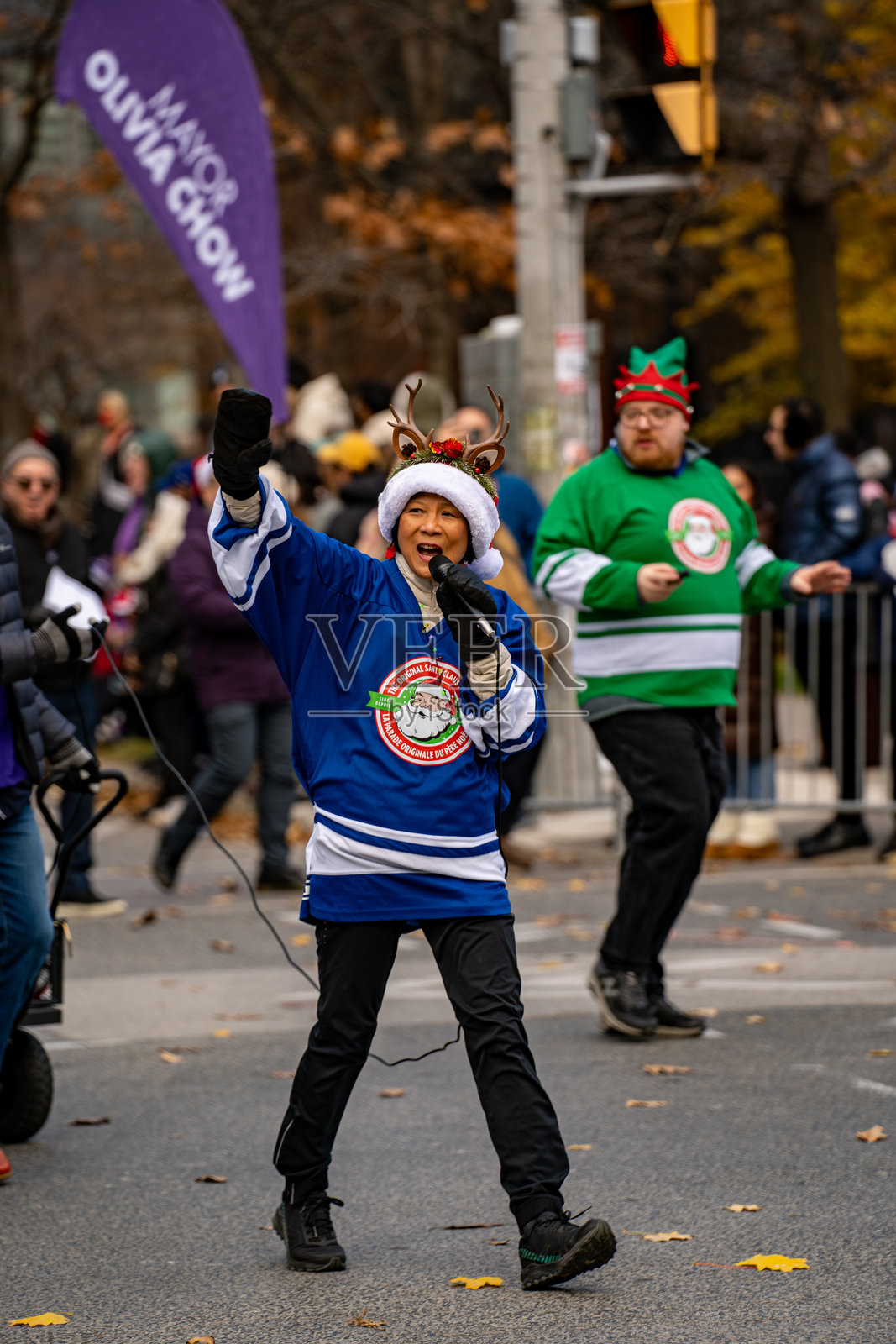 多伦多市长奥利维亚·周在多伦多圣诞老人游行中向人群挥手。照片摄影图片