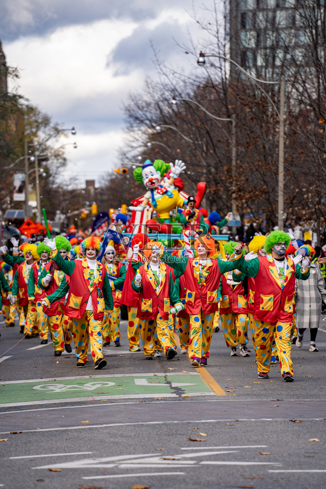 多伦多圣诞老人游行中的小丑。照片摄影图片