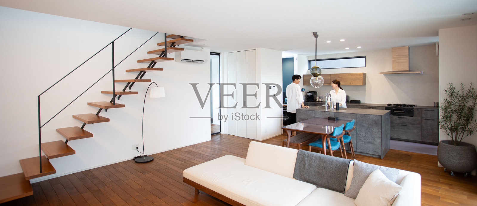 新建的家，年轻的日本夫妇，简单的生活照片摄影图片