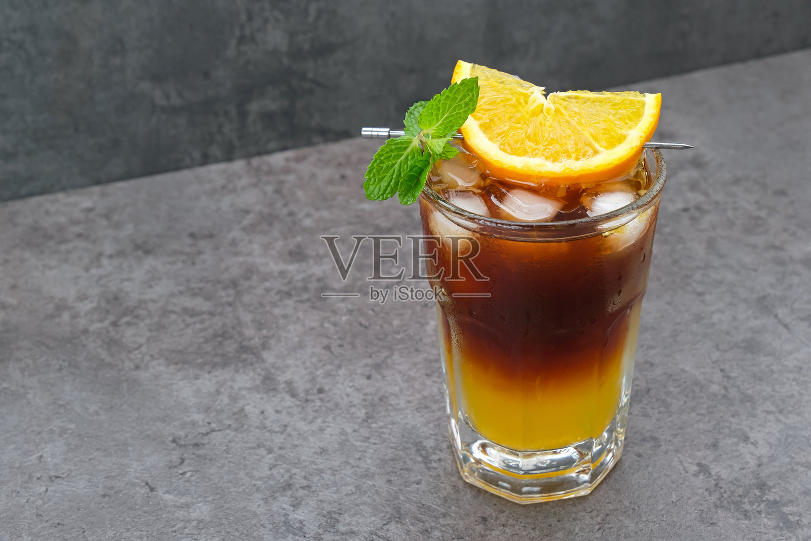 冰美式咖啡与一层橙汁照片摄影图片