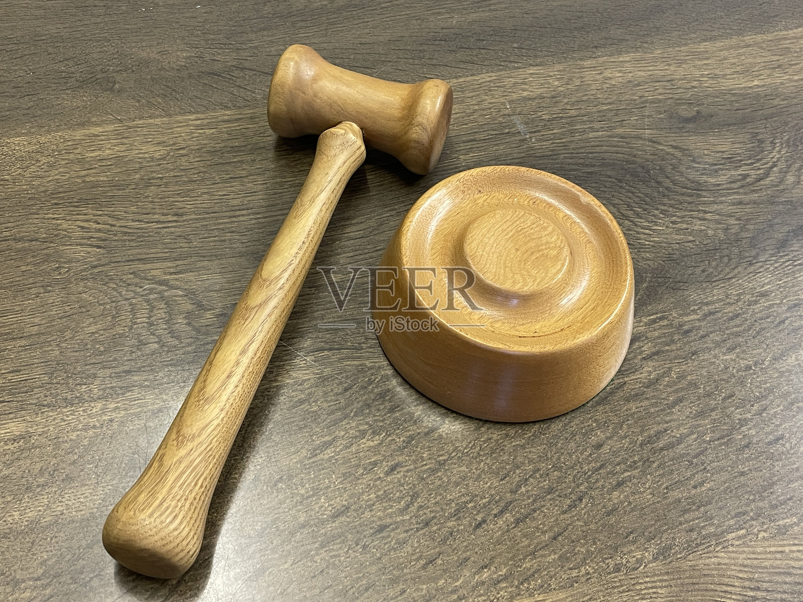 拍卖师的槌子和拍卖台照片摄影图片