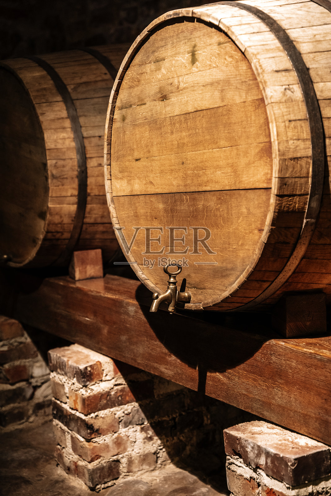 旧酒窖中的木制酒桶。用于储存老酒的酒桶。照片摄影图片