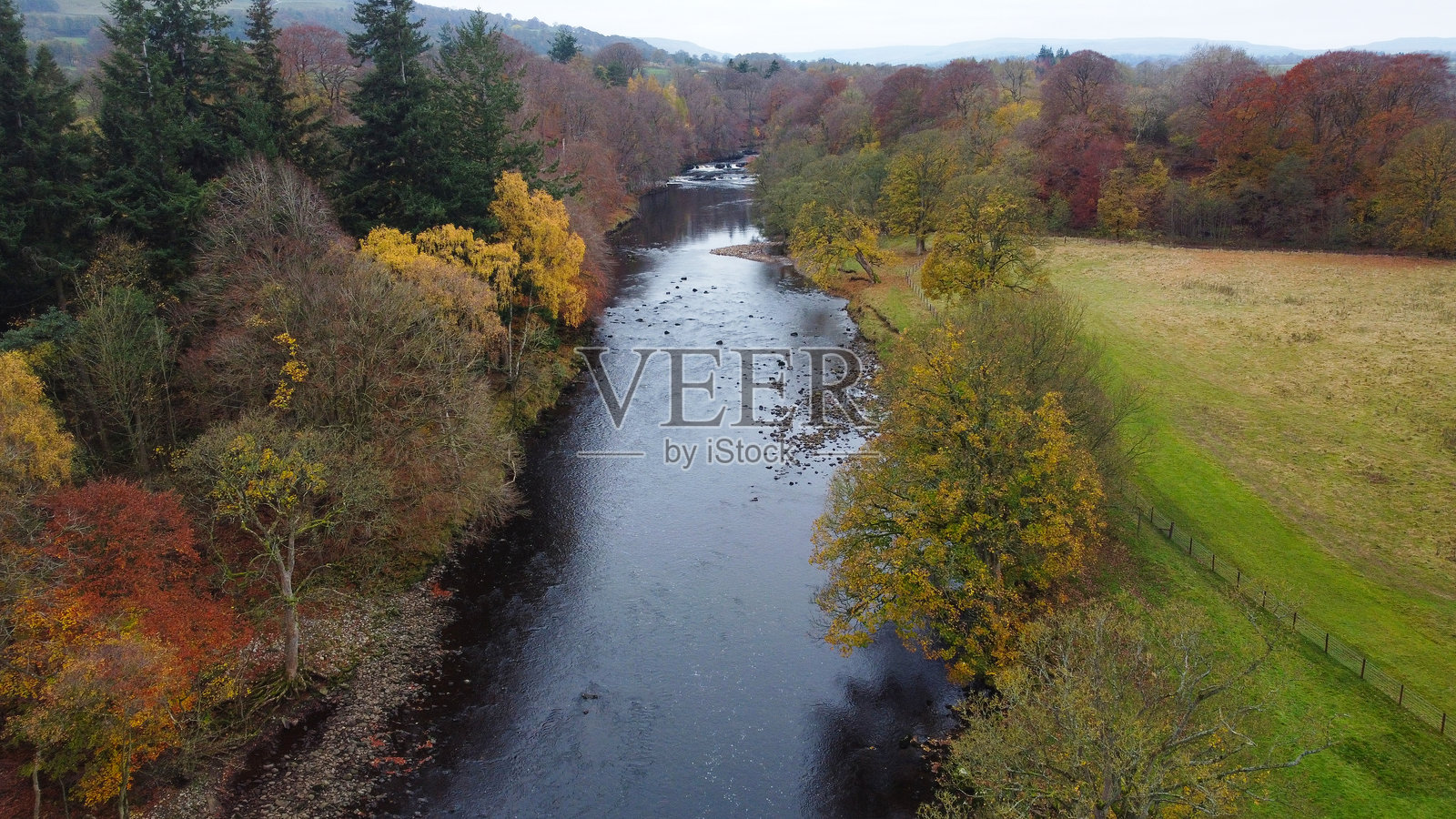 秋季的乌尔河与雷德米尔瀑布的鸟瞰图，雷德米尔，温斯利代尔，约克郡山谷国家公园，北约克郡，英格兰，英国照片摄影图片