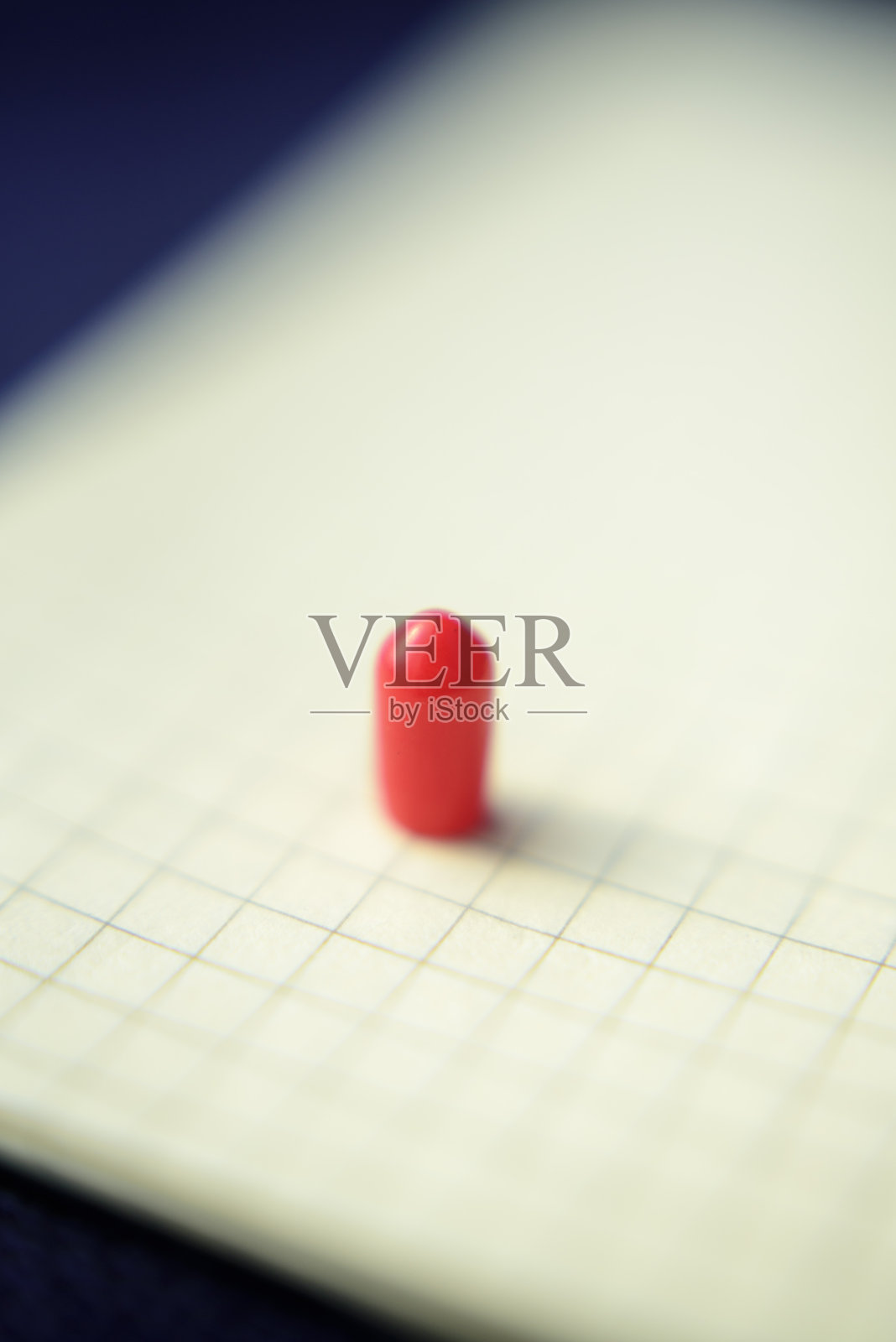 笔记本页面上的一小块红色塑料片照片摄影图片